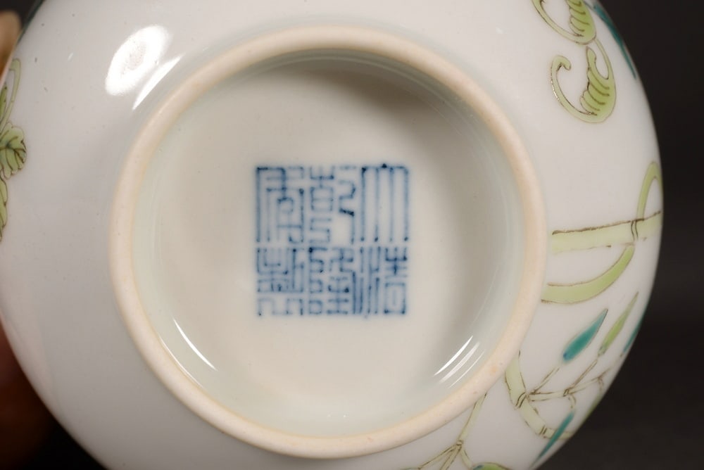 Pastel-colored patterned cup with melon design - 9