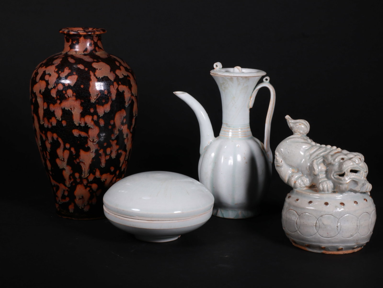 A set of porcelain items: Name A set of porcelain items Dimensions H??21CM H??17CM Condition Additional photographs and condition reports are available upon request as a courtesy to our clients. Any condition report