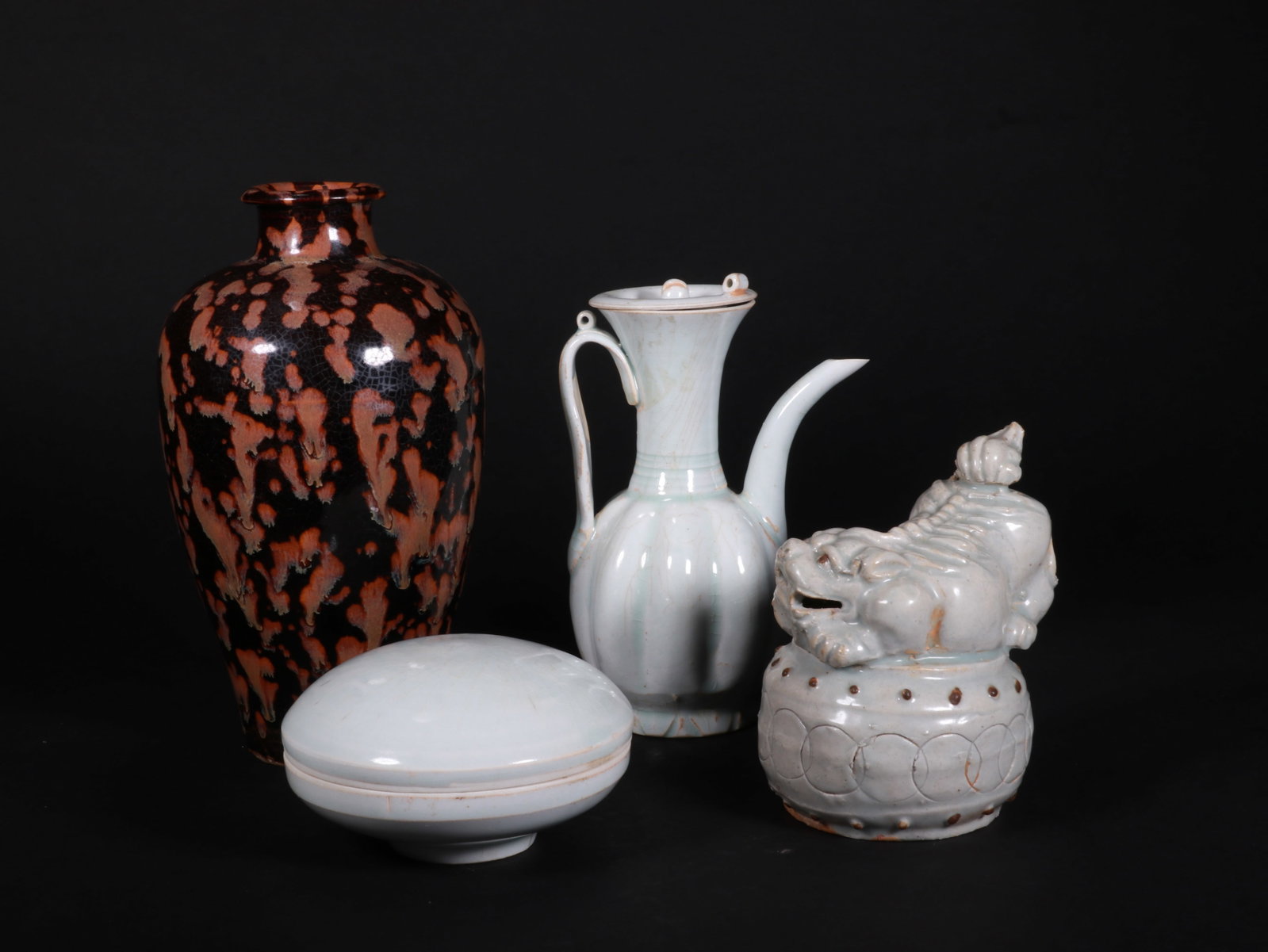 A set of porcelain items - 2