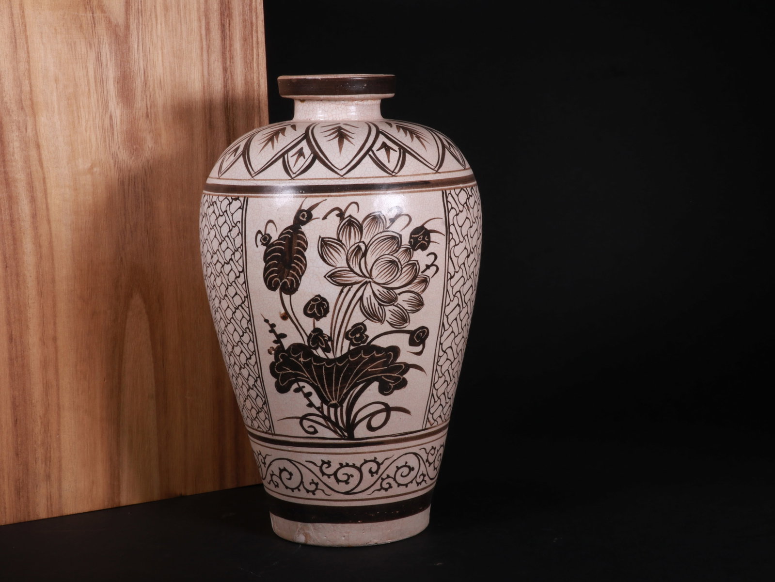 Jizhou Kiln Flower Pattern Vase: Name Jizhou Kiln Flower Pattern Vase Dimensions H??26CM Condition Additional photographs and condition reports are available upon request as a courtesy to our clients. Any condition report represents