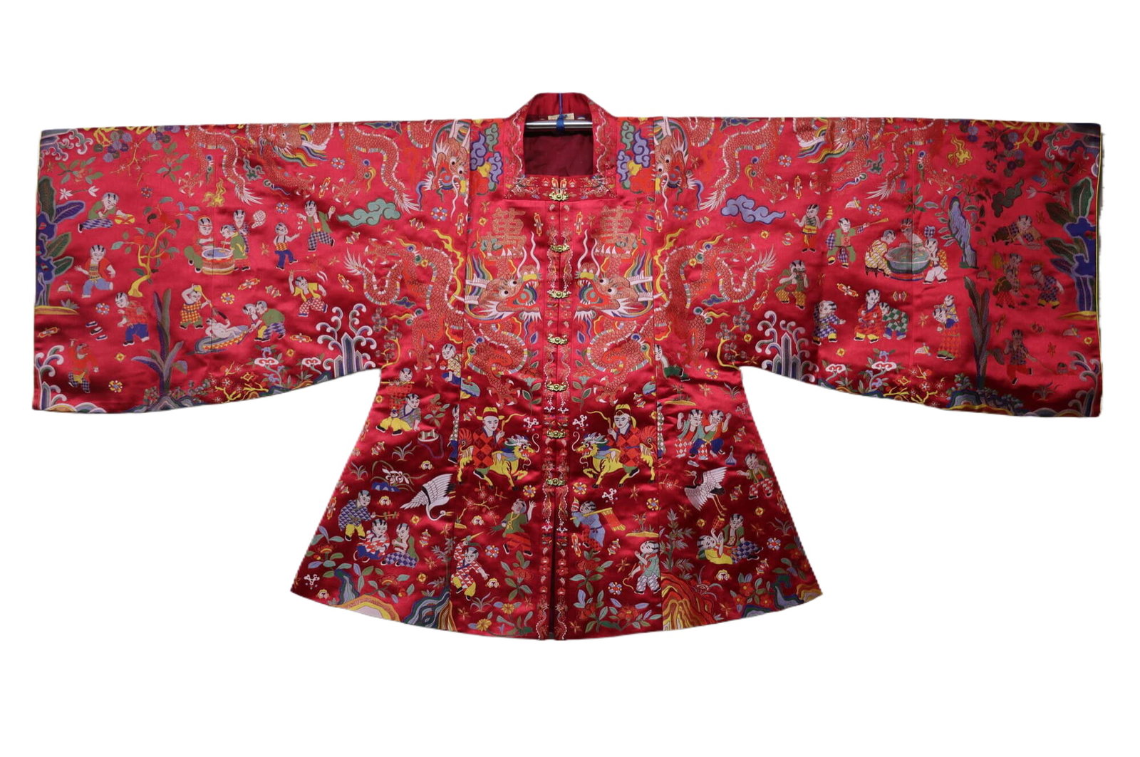 Embroidery of character patterns: Name Embroidery of character patterns Dimensions 87CM*170CM Condition Additional photographs and condition reports are available upon request as a courtesy to our clients. Any condition report