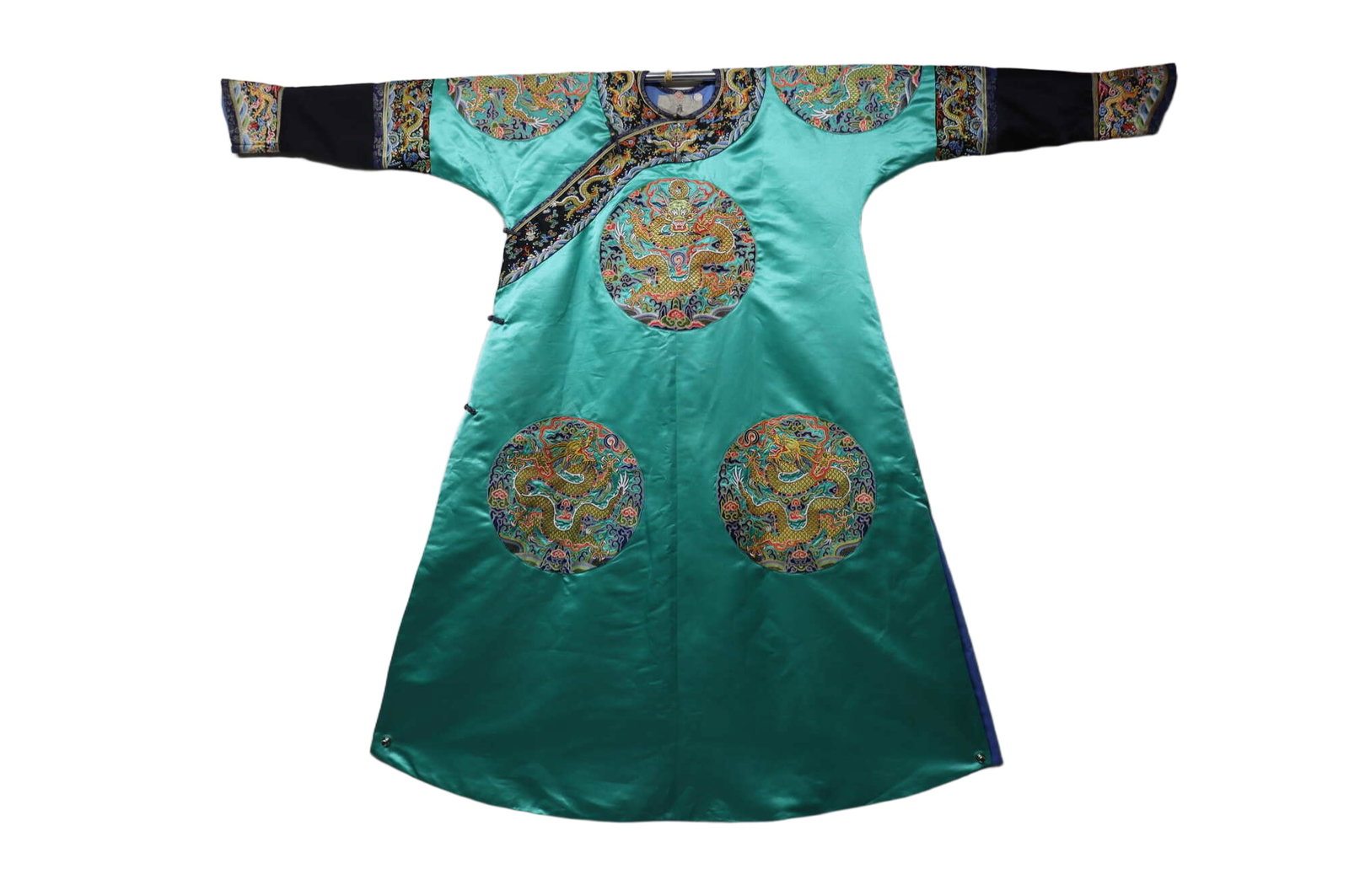 Dragon-pattern embroidery: Name Dragon-pattern embroidery Dimensions 138CM*169CM Condition Additional photographs and condition reports are available upon request as a courtesy to our clients. Any condition re