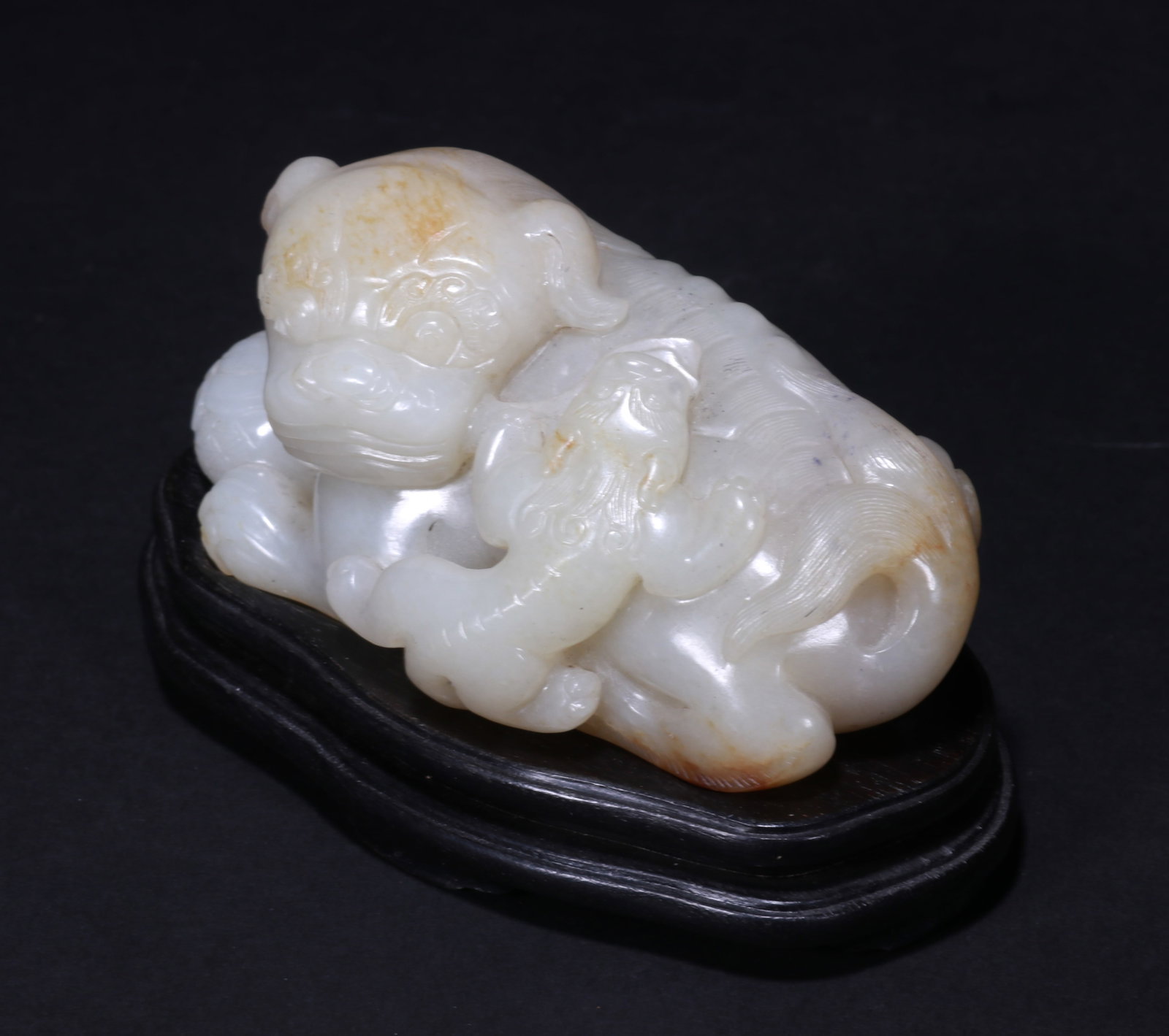 White jade lion figurine - 2