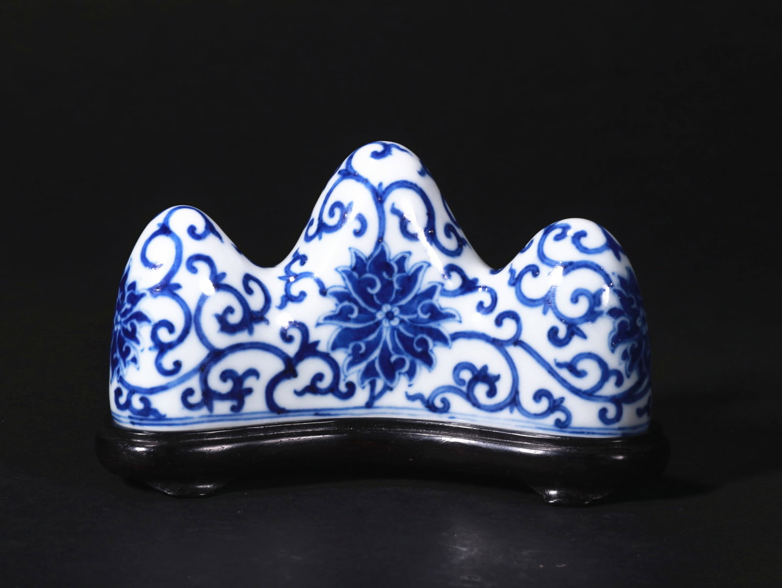 Blue and white floral pattern pen holder: Name Blue and white floral pattern pen holder Dimensions 12CM*6CM Condition Additional photographs and condition reports are available upon request as a courtesy to our clients. Any condition report