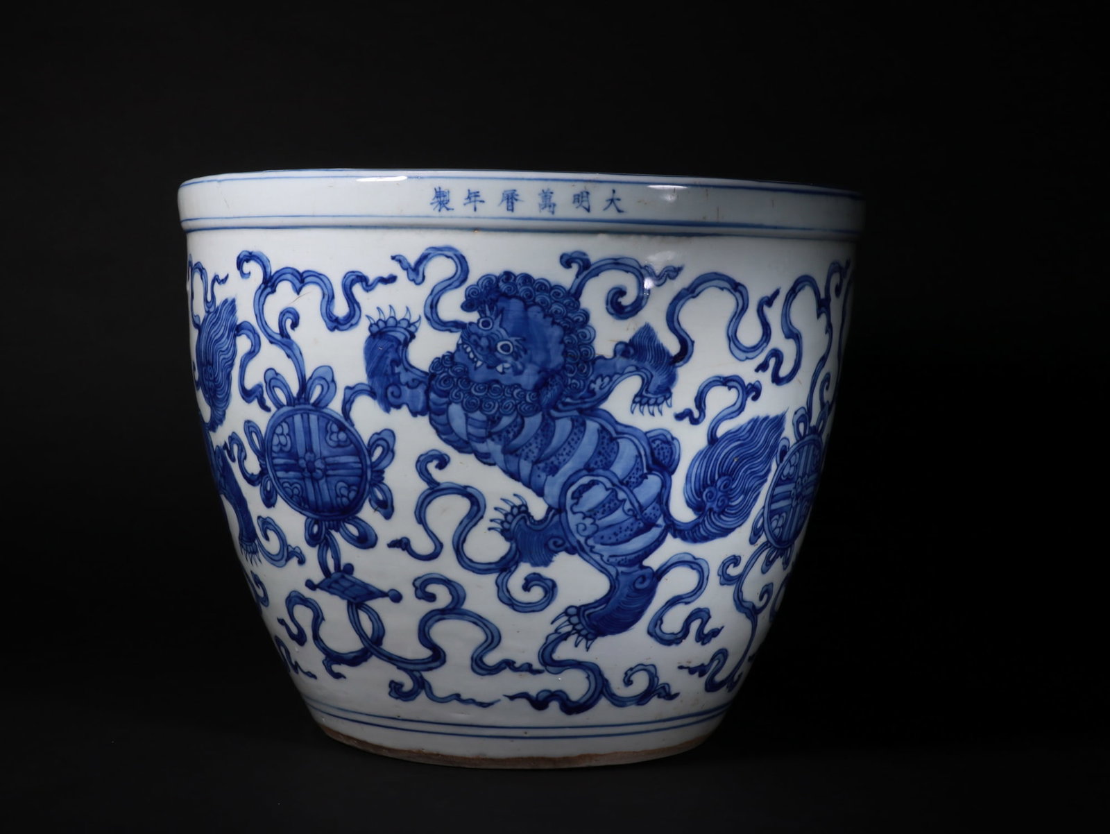 Blue and white lion-patterned vase: Name Blue and white lion-patterned vase Dimensions 27.7CM*34.7CM Condition Additional photographs and condition reports are available upon request as a courtesy to our clients. Any condition report