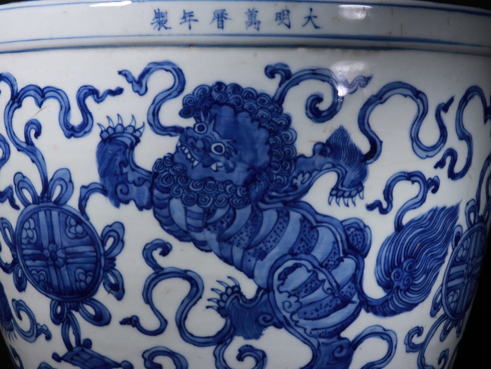 Blue and white lion-patterned vase - 2