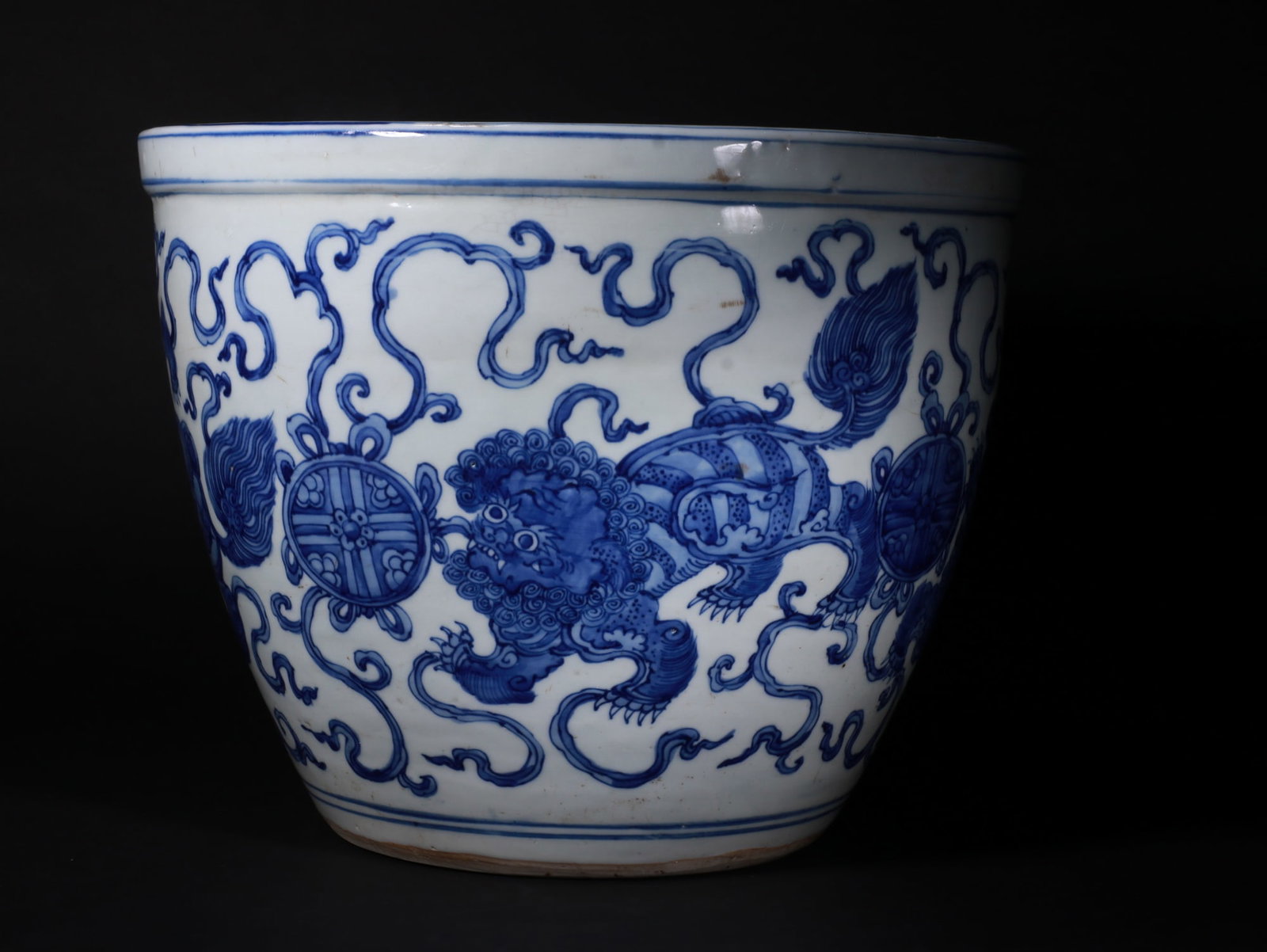 Blue and white lion-patterned vase - 3
