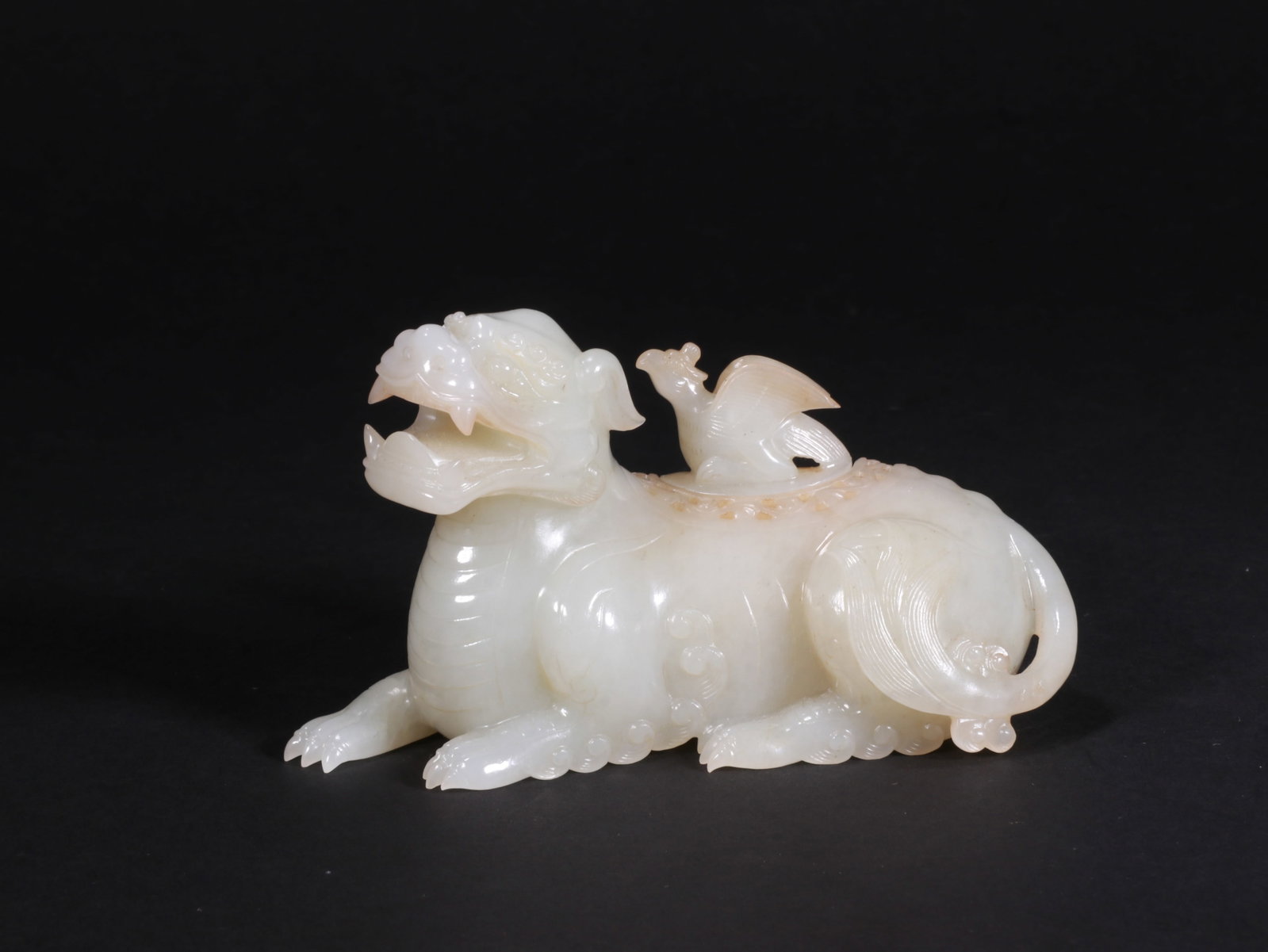 White jade animal-shaped incense burner: Name White jade animal-shaped incense burner Dimensions 10.5CM*7CM Condition Additional photographs and condition reports are available upon request as a courtesy to our clients. Any condition report