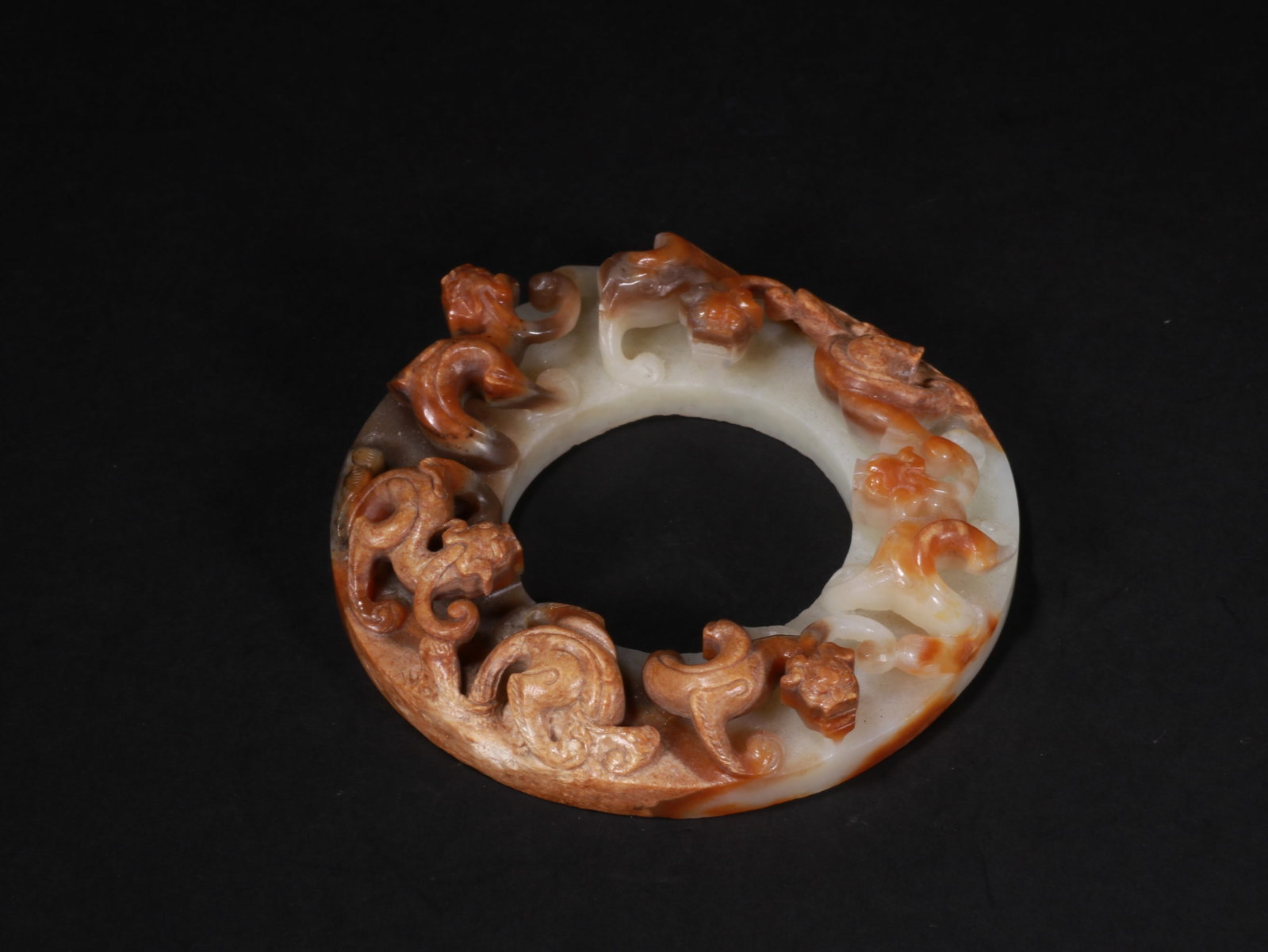 Dragon-pattern jade disc: Name Dragon-pattern jade disc Dimensions 10CM Condition Additional photographs and condition reports are available upon request as a courtesy to our clients. Any condition report rep