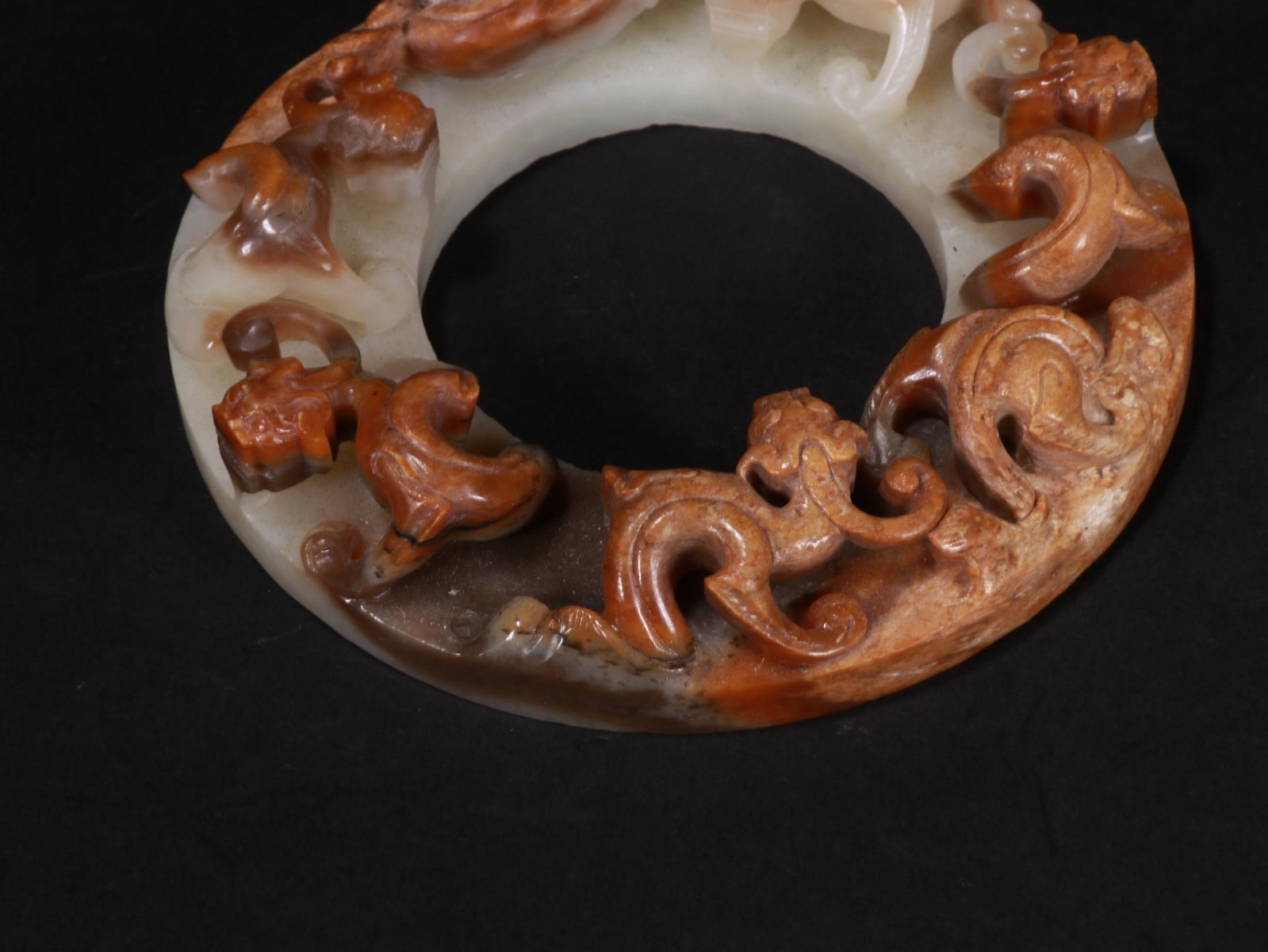 Dragon-pattern jade disc - 3