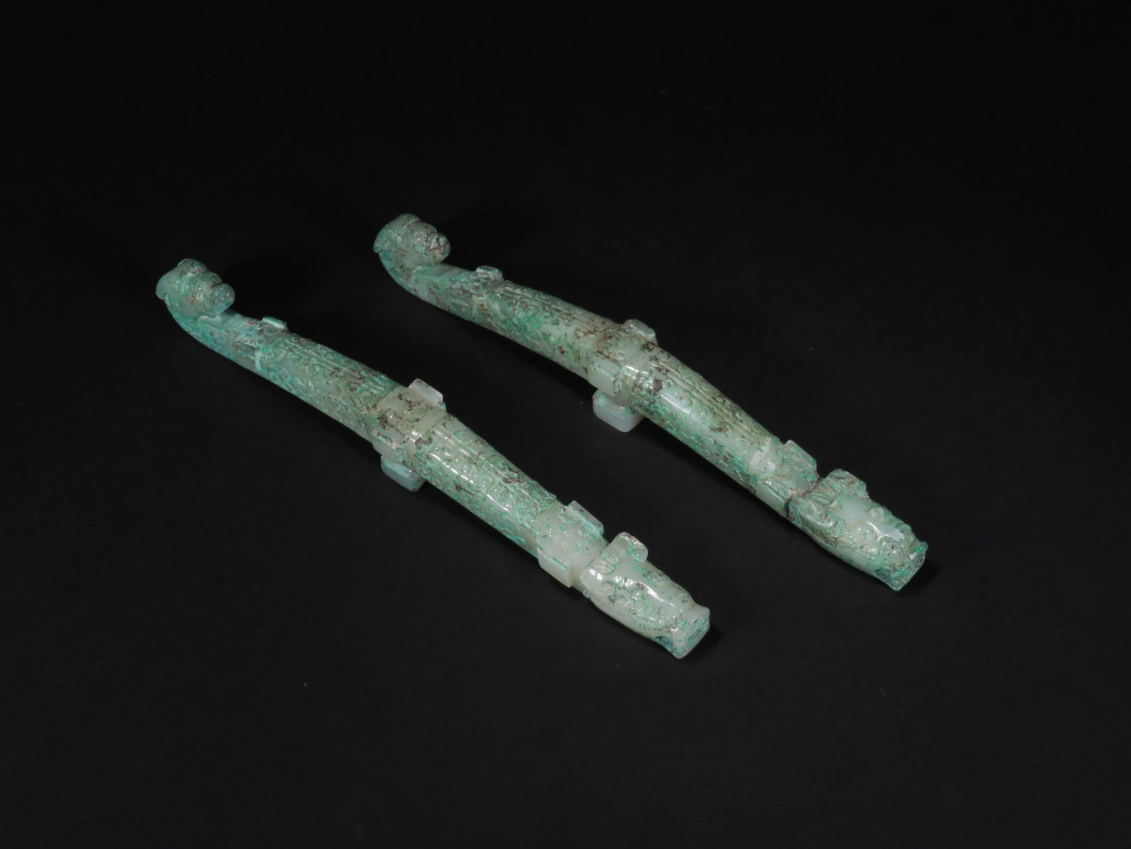 A pair of dragon-shaped hooks: Name A pair of dragon-shaped hooks Dimensions 22.5CM Condition Additional photographs and condition reports are available upon request as a courtesy to our clients. Any condition report represents an