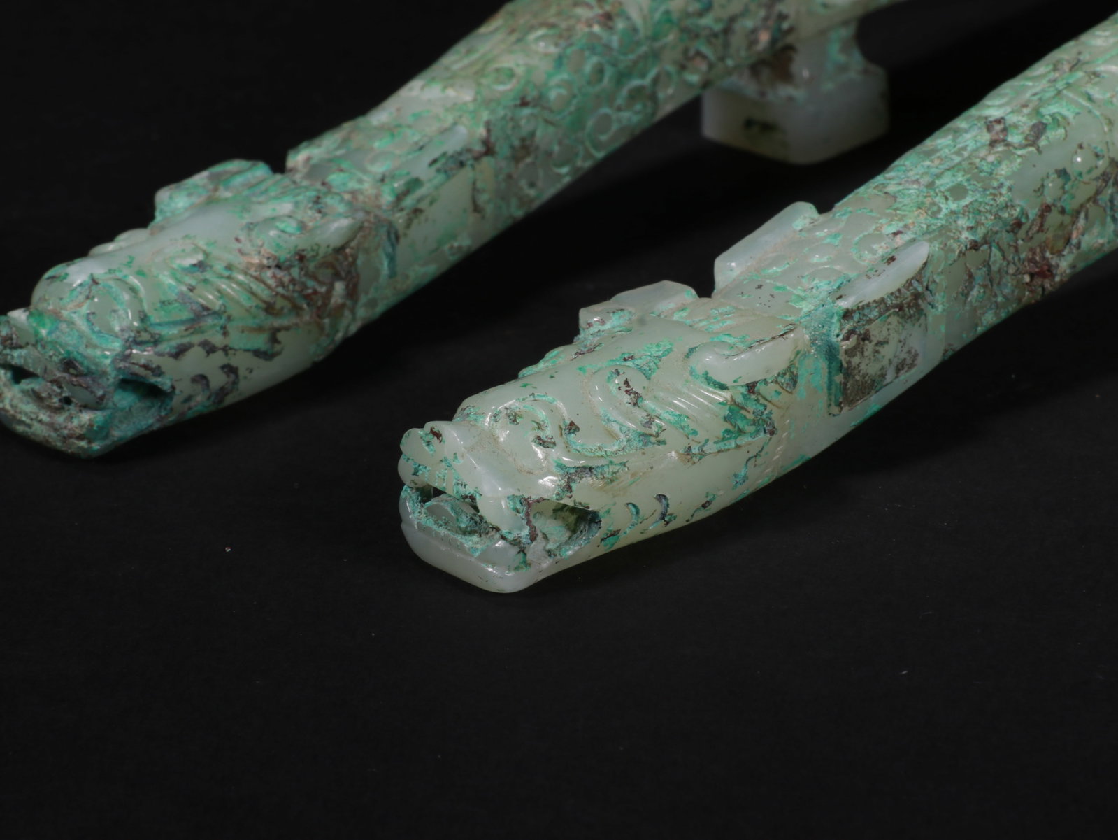 A pair of dragon-shaped hooks - 9