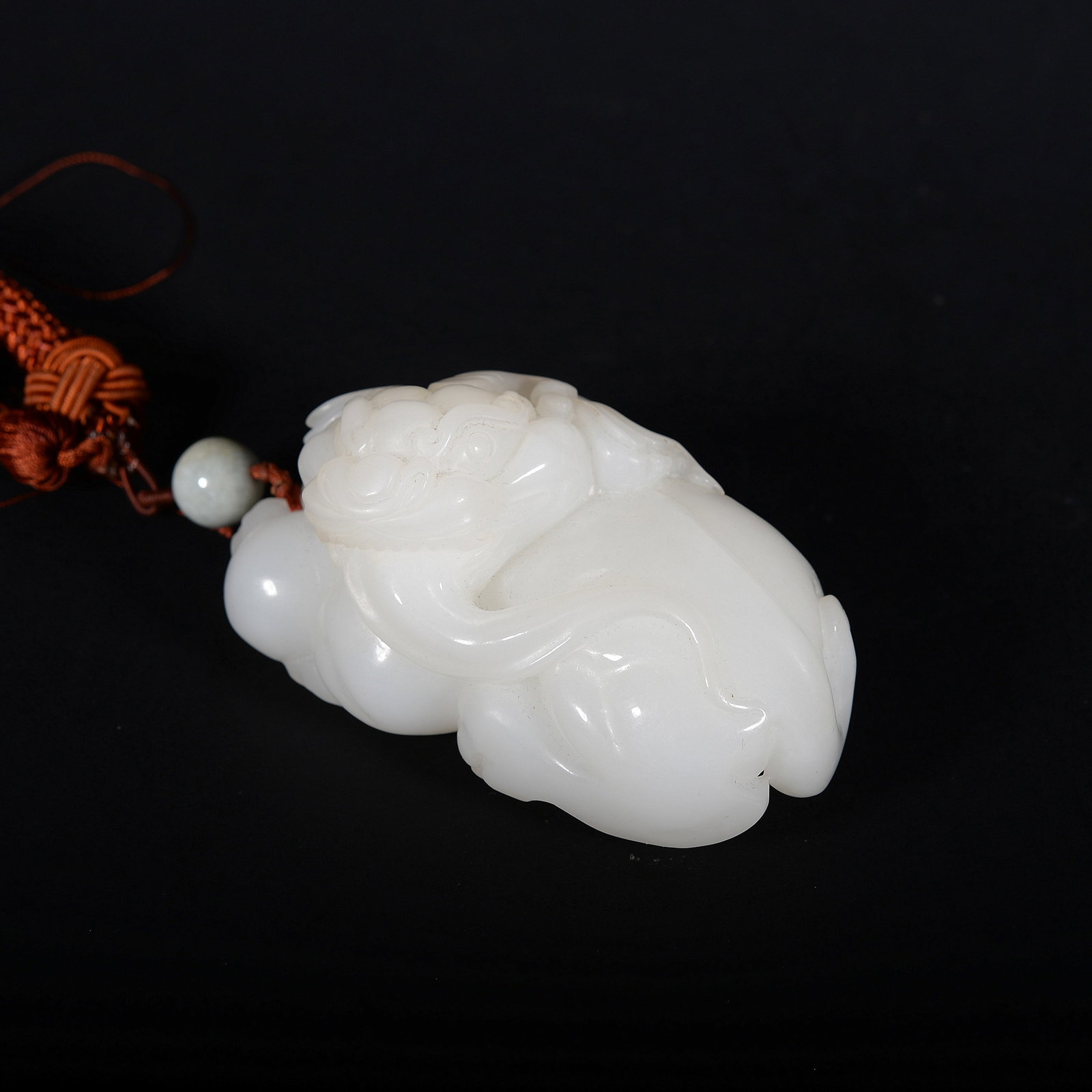 White jade beast-shaped handpiece: 8CM