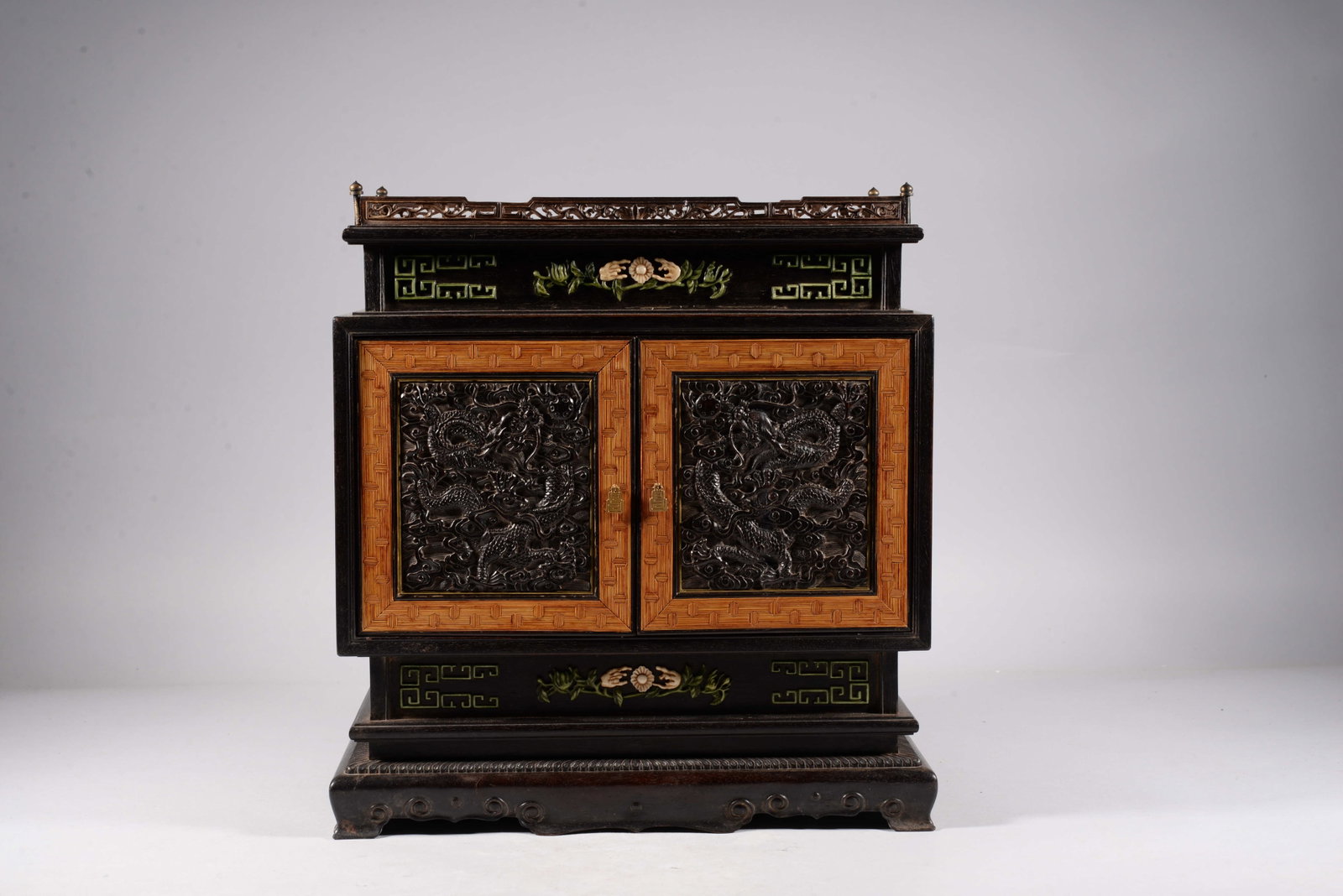 Rosewood dragon-pattern box: 21.8cm *15.8cm*13.8cm