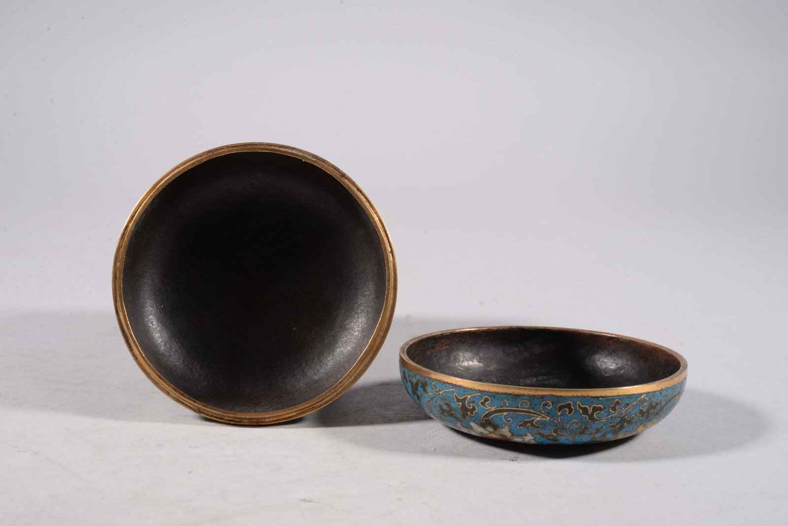 Bronze body with inlaid enamel flower-shaped lid box - 10