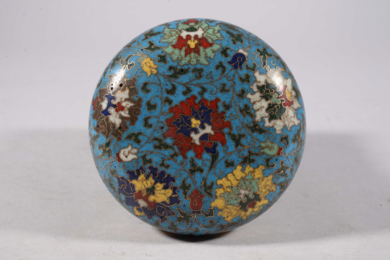 Bronze body with inlaid enamel flower-shaped lid box: 4.3cm*8.5cm