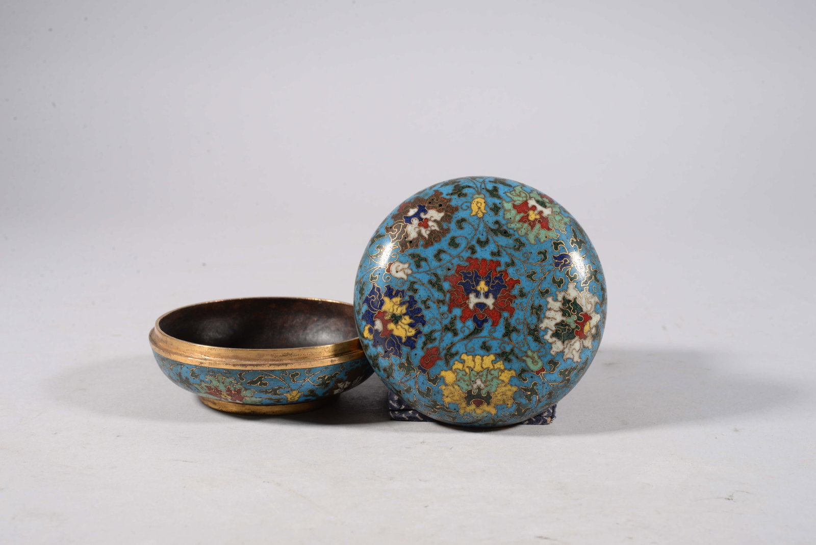 Bronze body with inlaid enamel flower-shaped lid box - 4