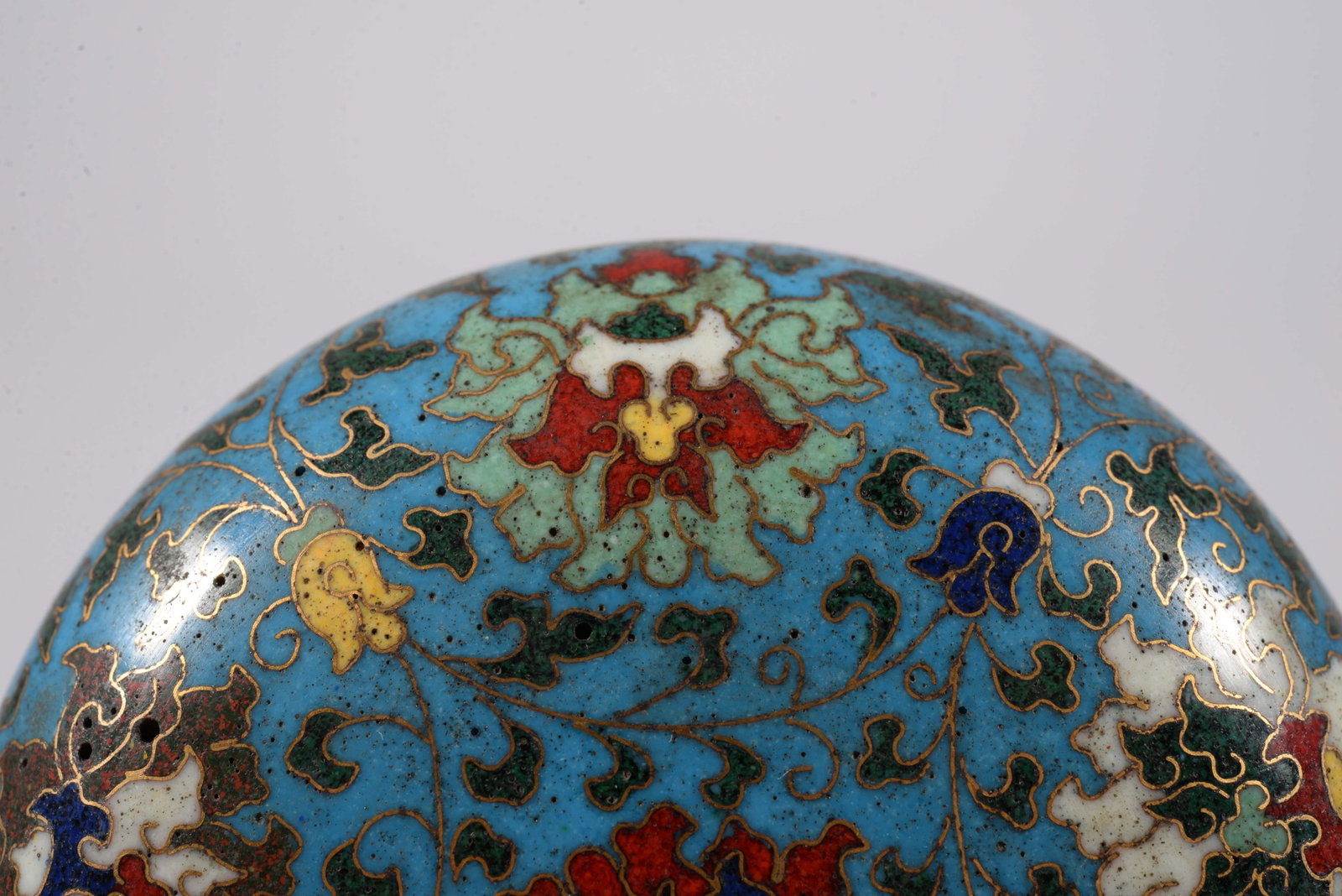 Bronze body with inlaid enamel flower-shaped lid box - 5