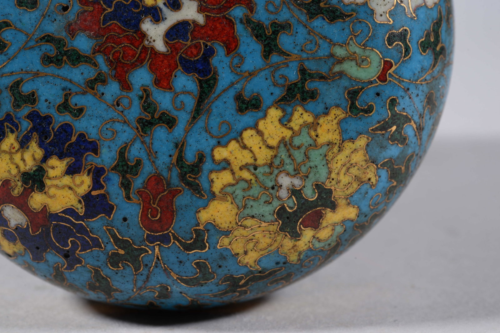 Bronze body with inlaid enamel flower-shaped lid box - 7
