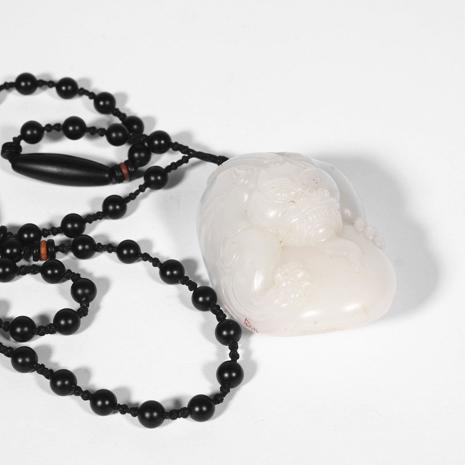 White jade beast-shaped handpiece: 6CM*4CM
