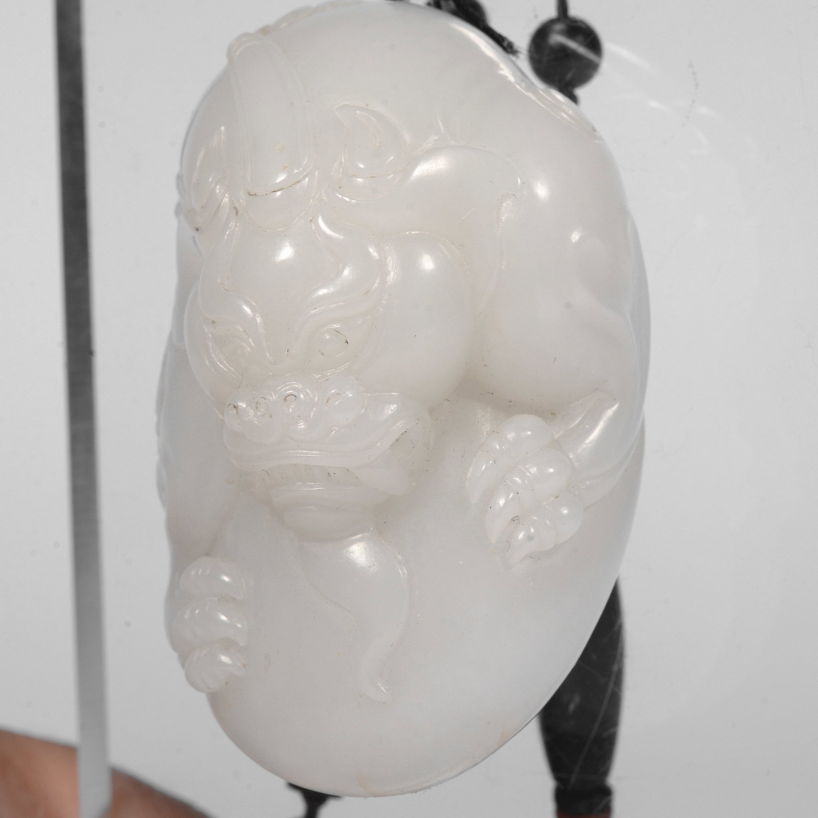 White jade beast-shaped handpiece - 4