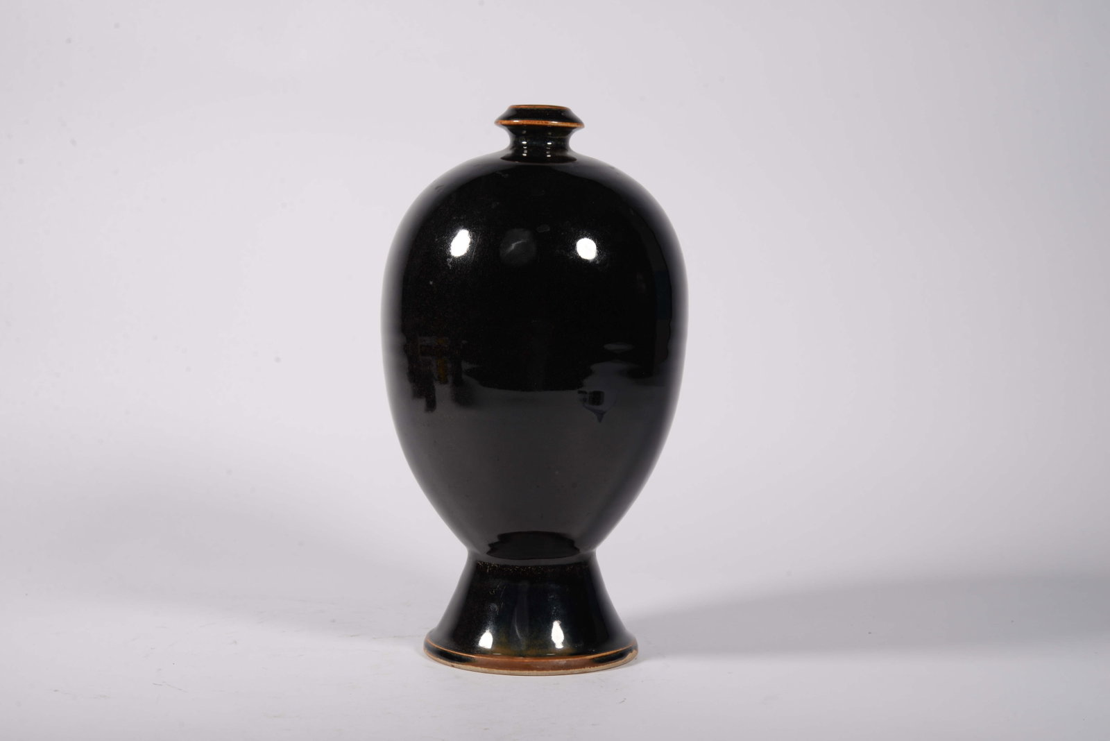 Black-glazed plum vase: 24.5CM