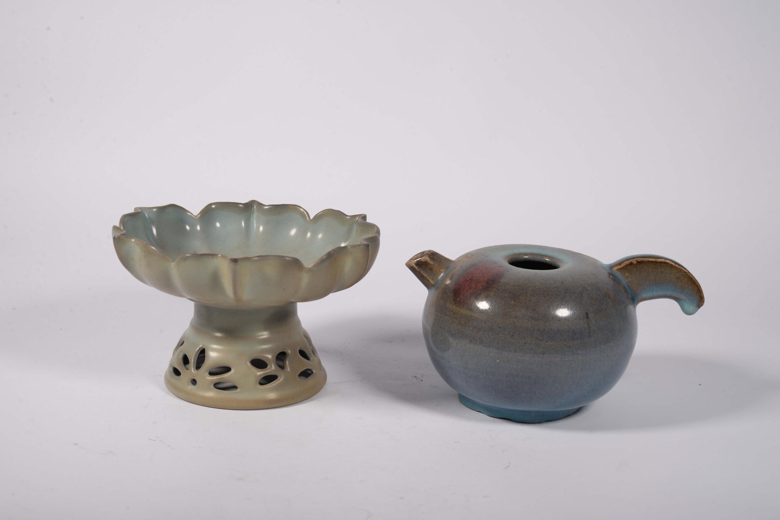 Two pieces of Guanyao imperial plates: 9CM*16.5CM