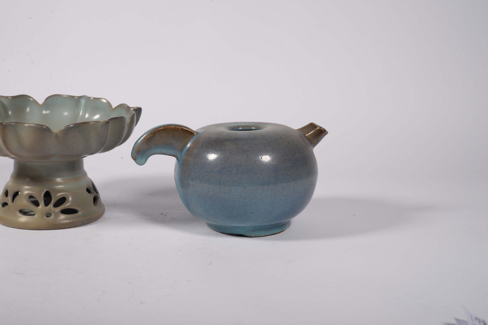 Two pieces of Guanyao imperial plates - 4
