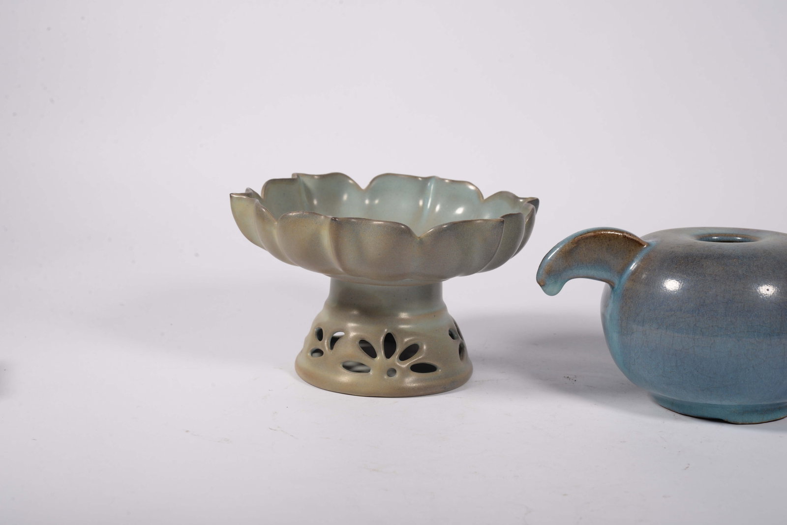 Two pieces of Guanyao imperial plates - 5