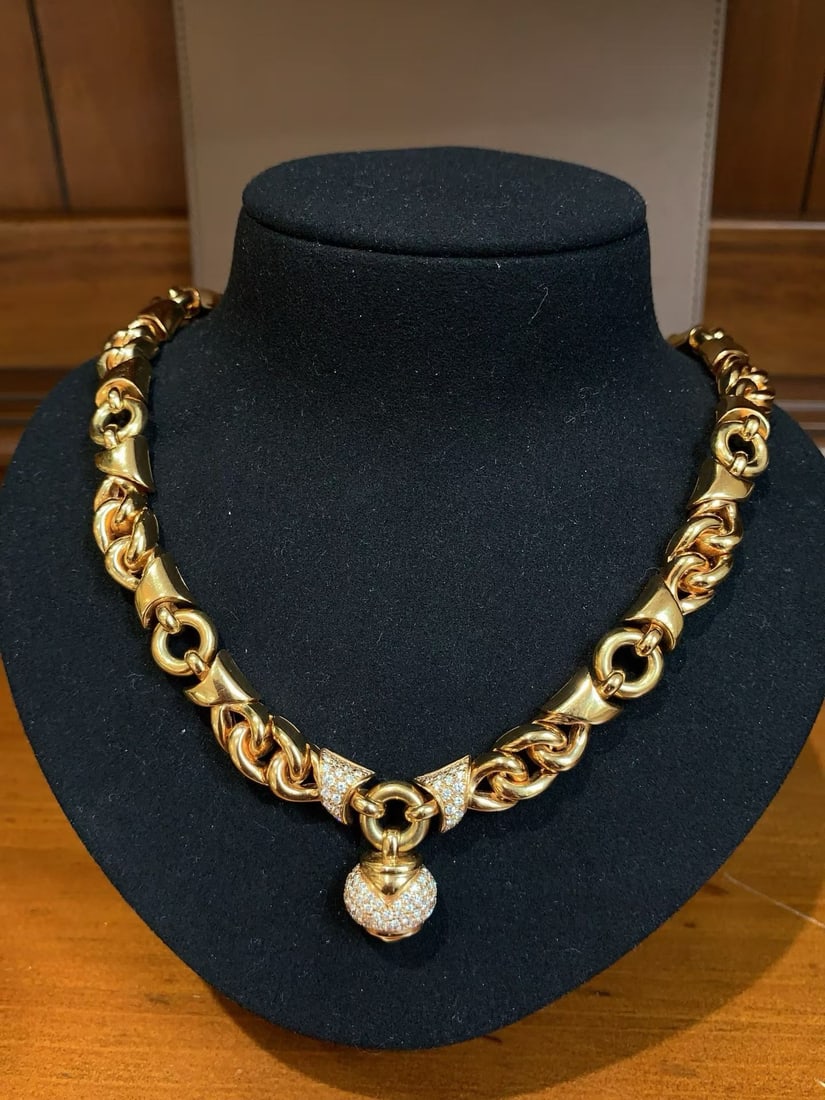 18K GOLD BVLGARI 1980S GOLD DIAMOND NECKLACE: It weighed 137.7g, was 42cm long and 10mm thick