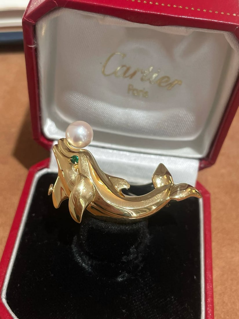 18K GOLD CARTIER DOLPHIN BROOCH: Classic Animal collection with natural Akoya pearls and emeralds. The lines are smooth and natural, the gold texture is thick, the details of the big brand work are in place, the dolphin posture is