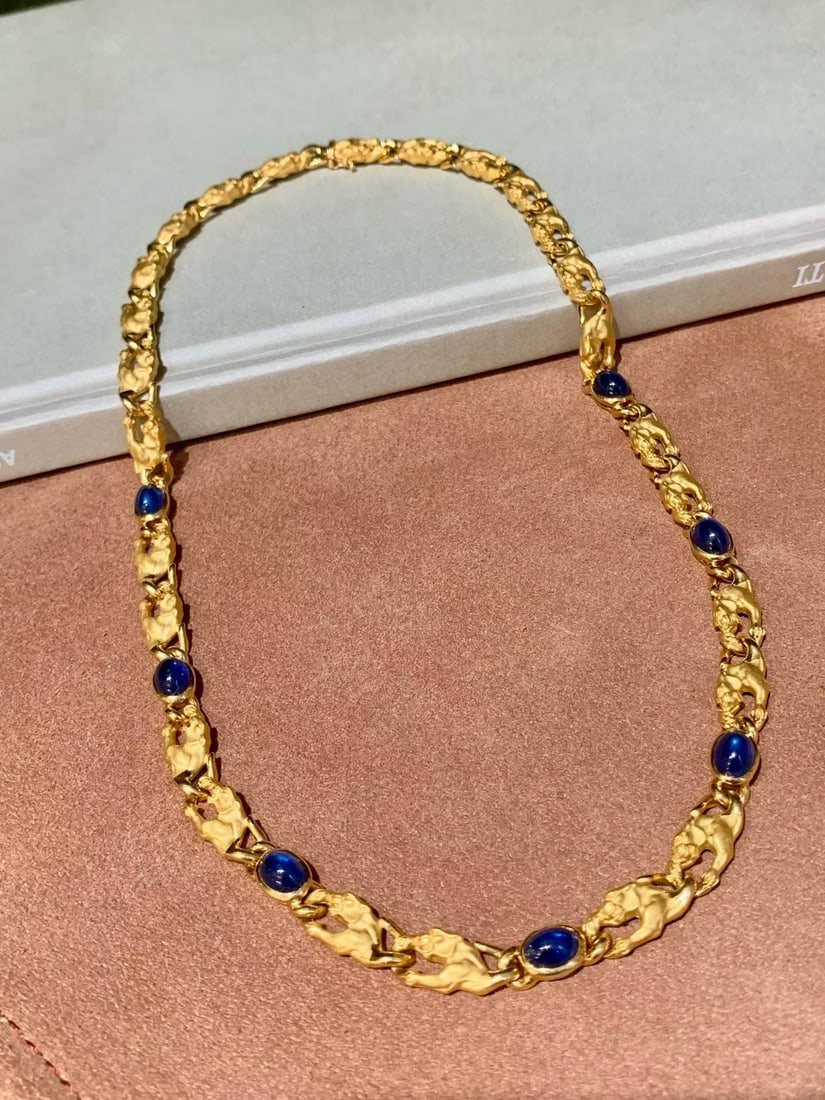 18K GOLD CARRERA Y CARRERA LIMITED EDITION COLORED GEMSTONE NECKLACE: The body is made of 18K gold, and the chain body is inlaid with plain sapphire, with fine workmanship and strong design. 64.2g, length 43cm, chain width 7mm.