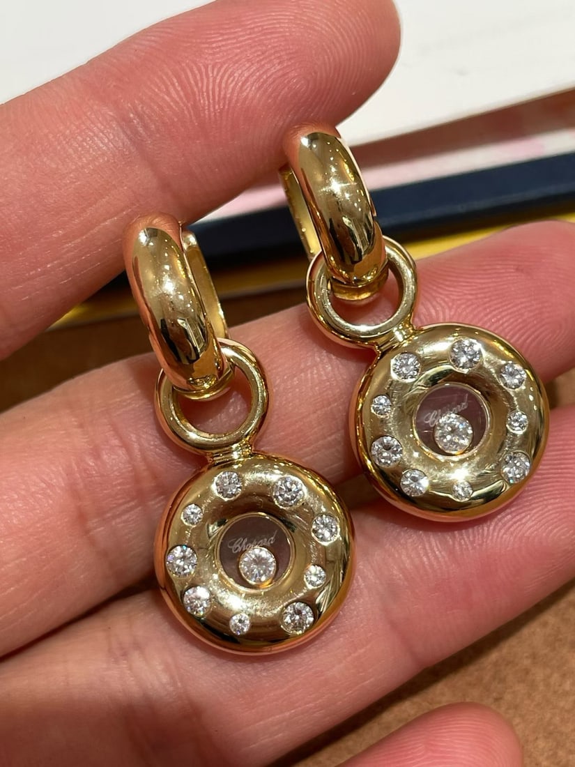 8K GOLD CHOPARD CLASSIC HAPPY DIAMONDS GOLD EARRINGS: It weighs 19g and measures 34x16mm