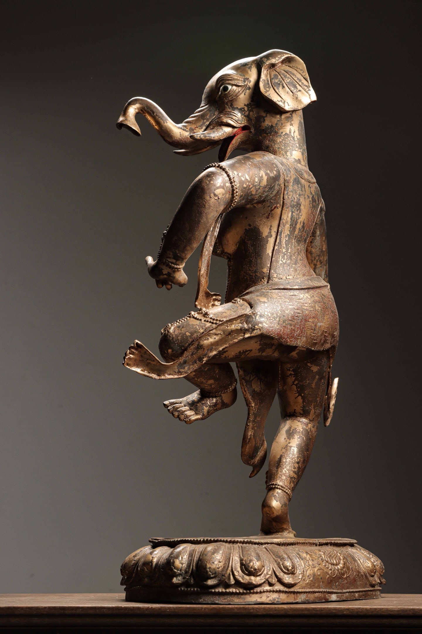 A GILDED BRONZE STATUE OF THE ELEPHANT-NOSE MOTHER OF THE QING DYNASTY: Weight:28000g = 28.00kg (61.73lb)H:84cm(33.07in) W:60cm(23.62in) T:32cm(12.60in)Gilt bronze dancing statue of elephant-headed God of Wealth (Ganesha), standing on a lotus base, with an elephant head a