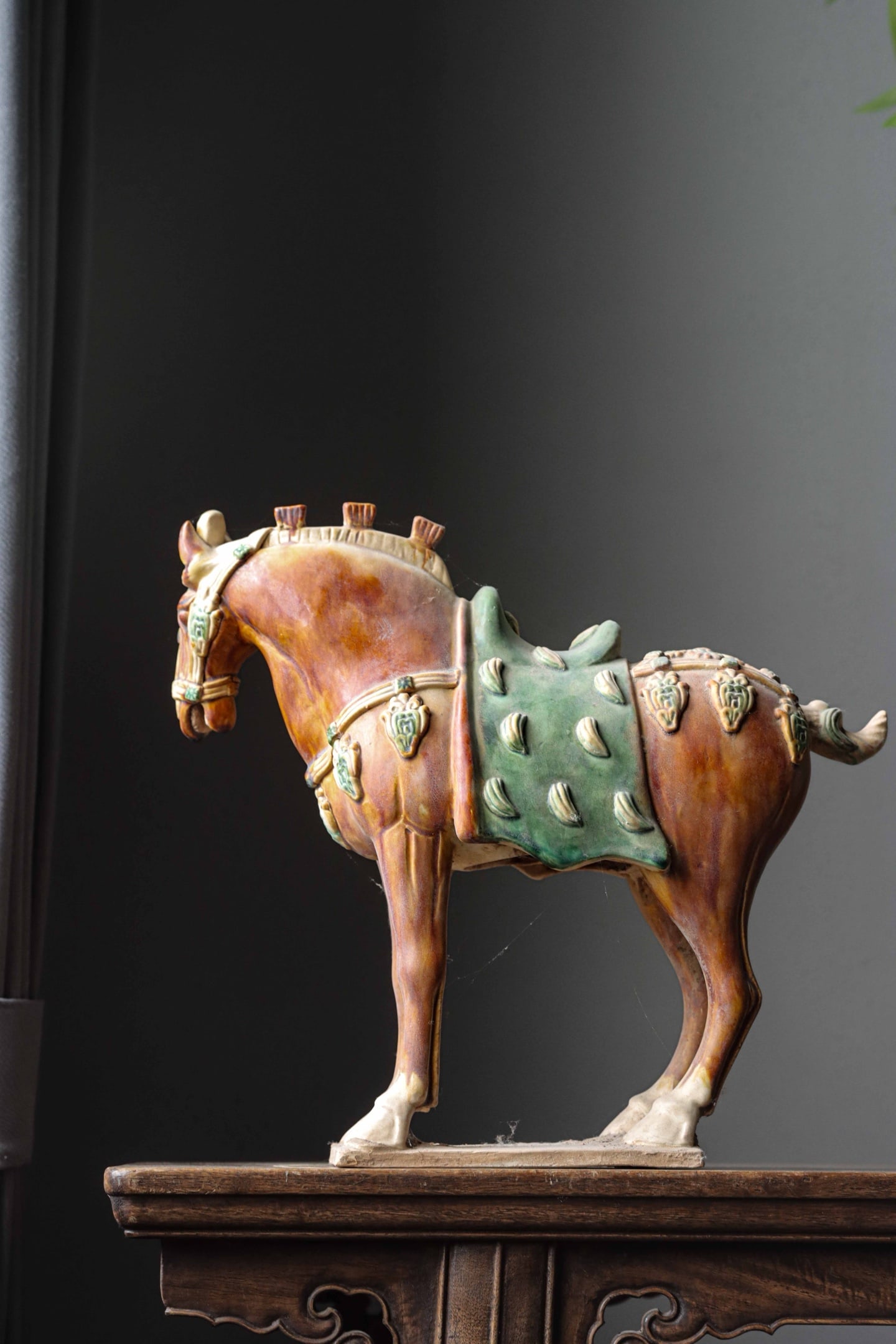 TANG DYNASTY TRI-COLOR GLAZED HORSE: L:34cm (13.39in) W:13cm (5.12in) H:31cm (12.20in)