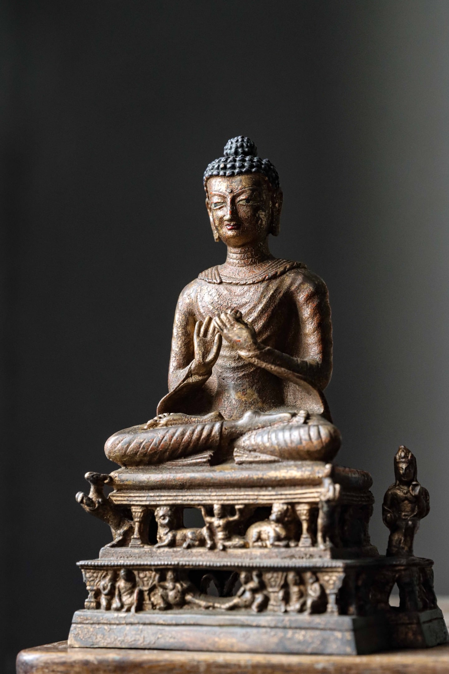 A GILDED BRONZE STATUE OF SAKYAMUNI PREACHING IN THE QING DYNASTY (1 of 7)