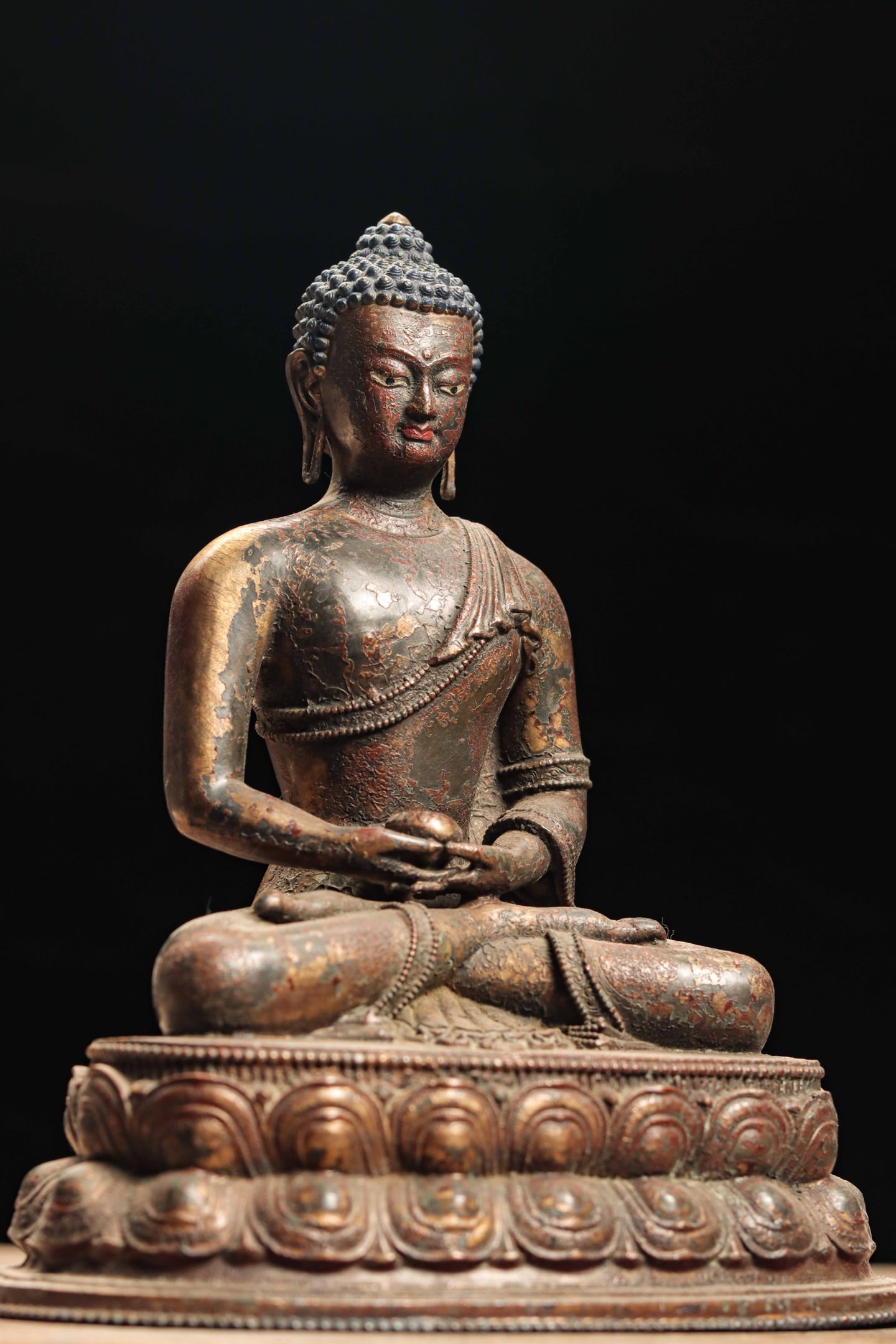 A GILDED BRONZE STATUE OF SAKYAMUNI BUDDHA FROM THE MING DYNASTY (1 of 7)