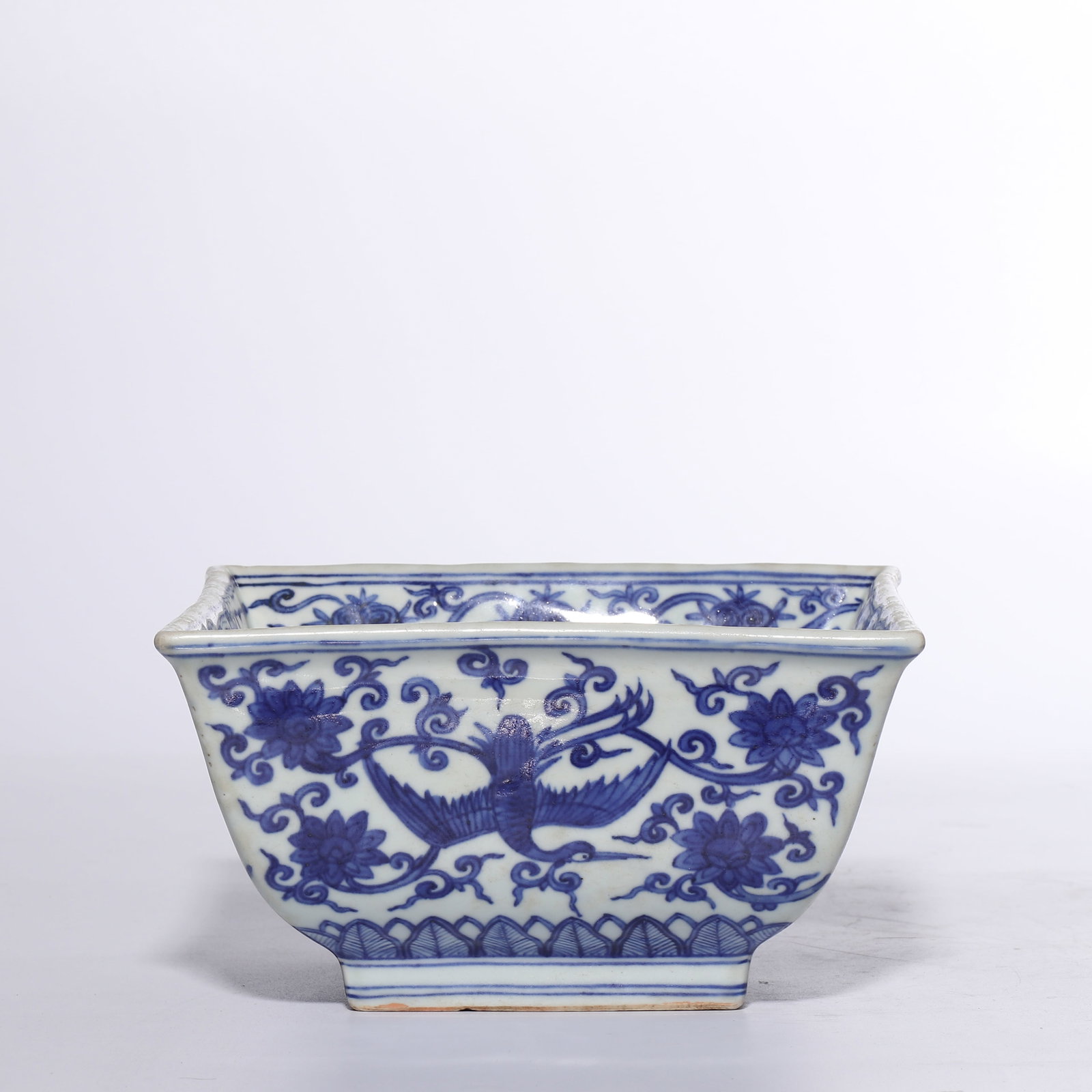 MING JIAJING BLUE AND WHITE PORCELAIN BOWL WITH PHOENIX-PIERCING PATTERNS: H:10cm W:18cm