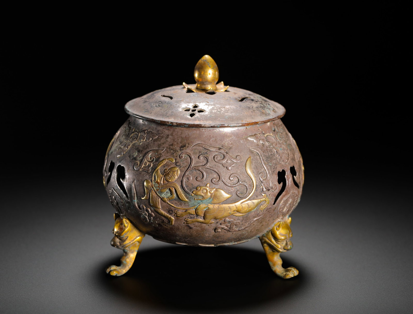 TANG DYNASTY SILVER-GILT HUNTING PATTERN INCENSE BURNER: Height:11cm(4.33in) Width:10cm(3.94in) Weight:180g(0.40lb)