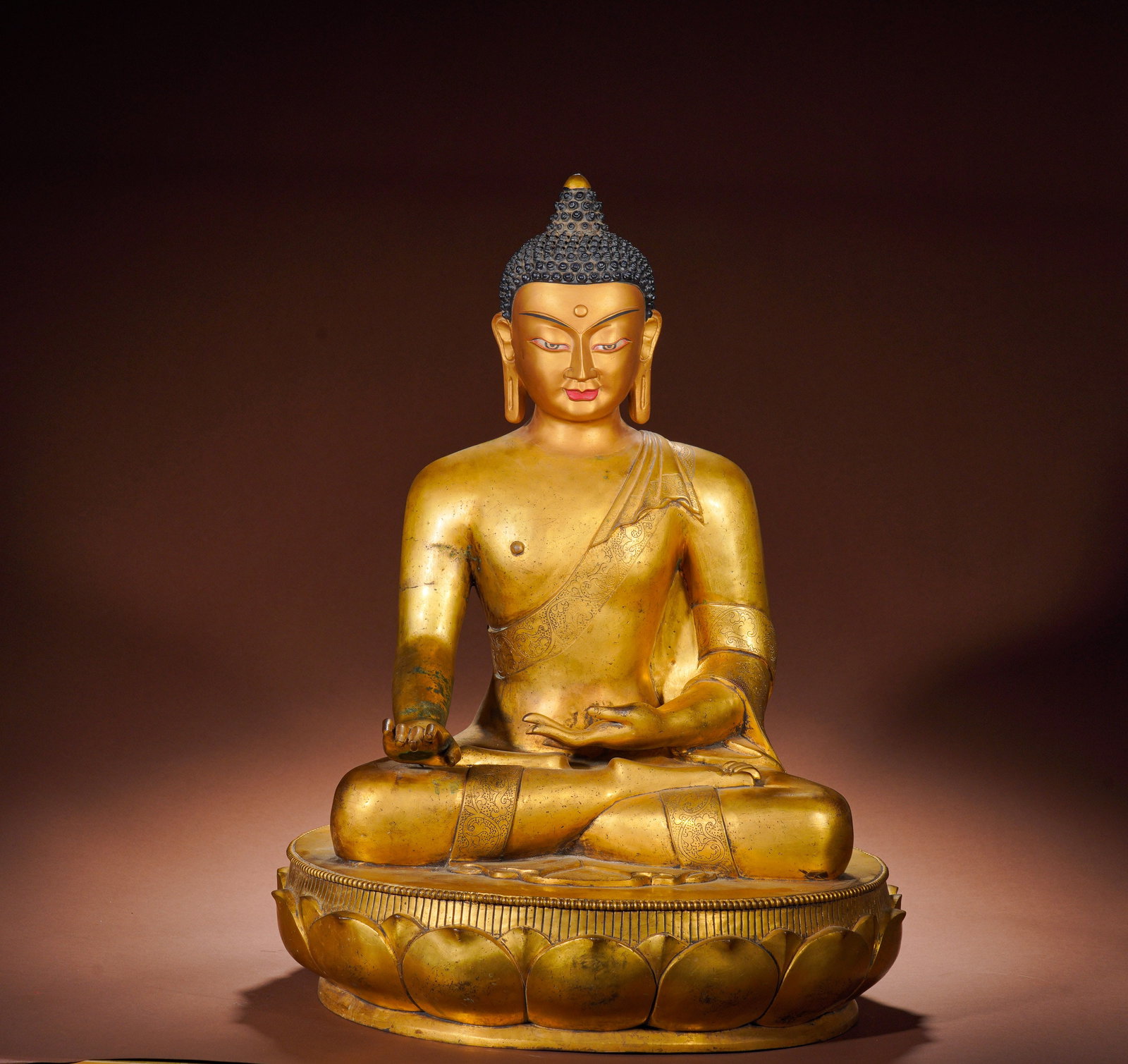 A GILDED BRONZE STATUE OF SAKYAMUNI BUDDHA PREACHING IN THE QING DYNASTY