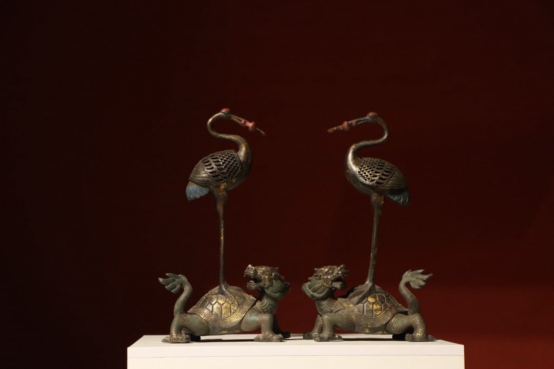 BRONZE GILDED TURTLE AND CRANE LONGEVITY ORNAMENT OF THE QING DYNASTY