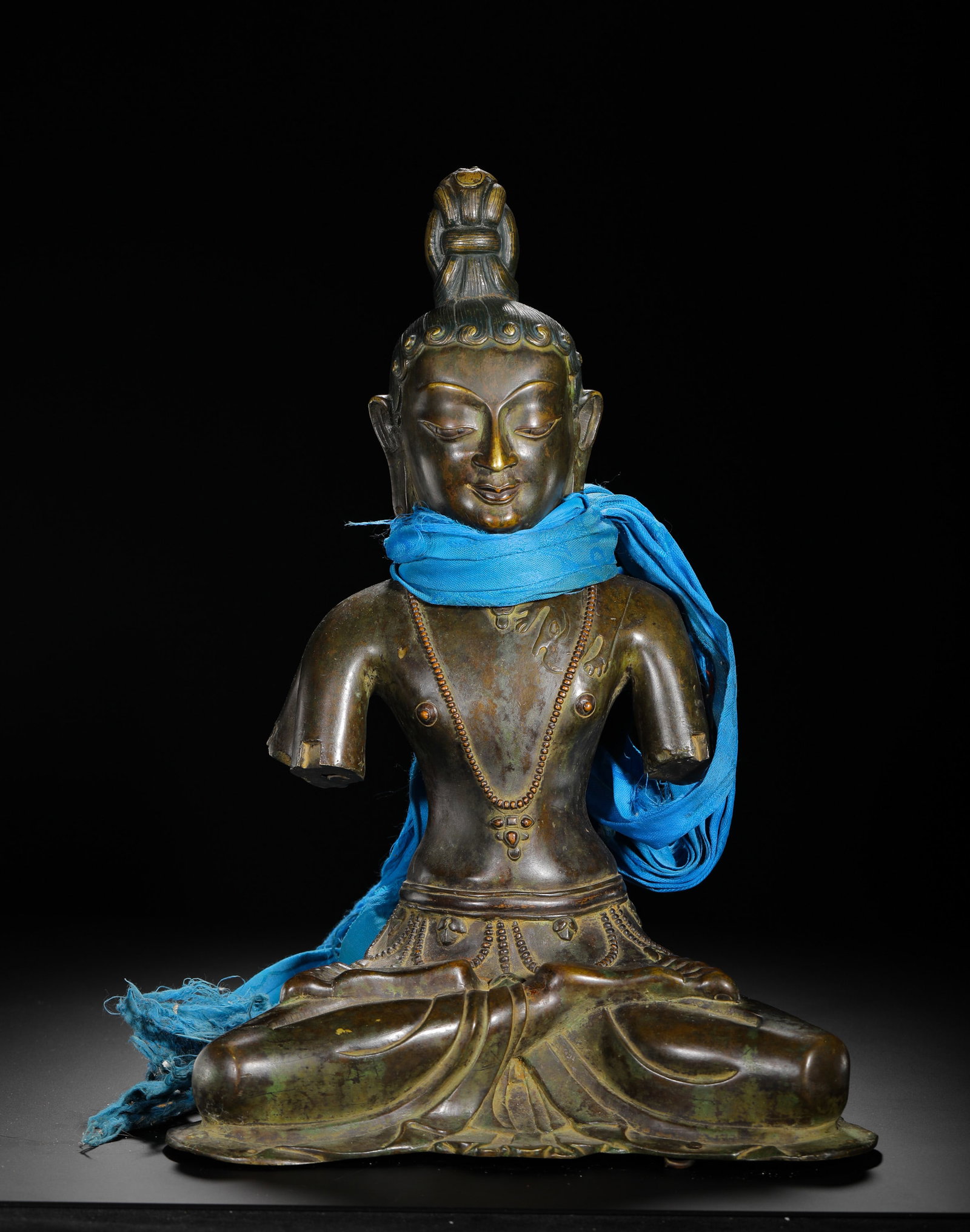 10TH-CENTURY COPPER ALLOY STATUE OF A BODHISATTVA: H:42cm(16.54in) W:29.5cm(11.61in) Weight:7410g(16.34lb)This is a copper alloy torso of a Bodhisattva in the Pala style, a rare and beautiful fragment from 10th-12th century Buddhist art