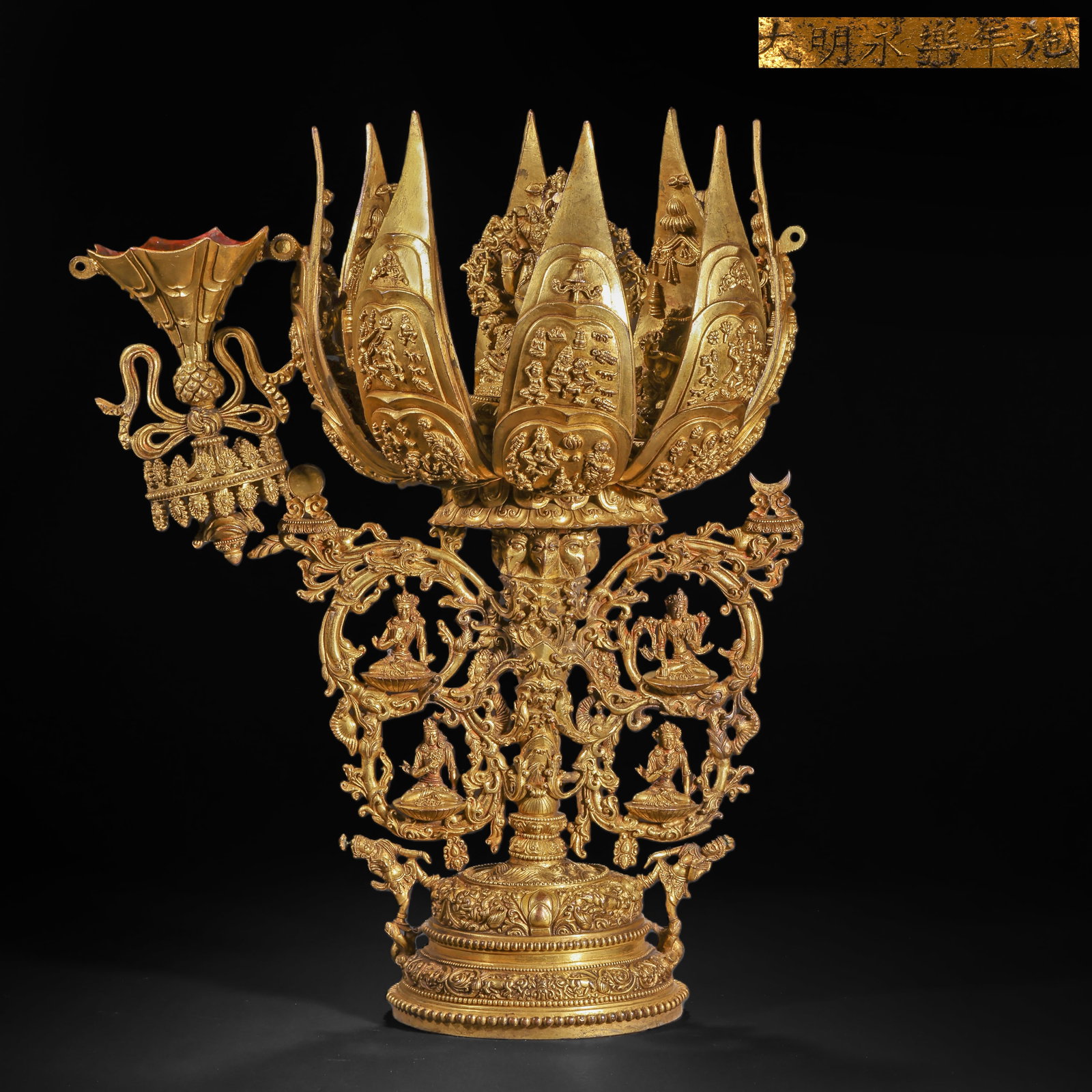 BRONZE GILDED LOTUS-SHAPED MANDALA (MANDALA) RITUAL IMPLEMENTS FROM YONGLE OF THE MING DYNASTY: H:58.0cm(22.83in) W:26.0cm(10.24in) Weight:10800g(23.81lb)This is a Lotus Mandala dharma instrument in Tibetan Buddhism, made of gilded bronze. The top is an openable lotus shape, with Buddha, Bodhisa