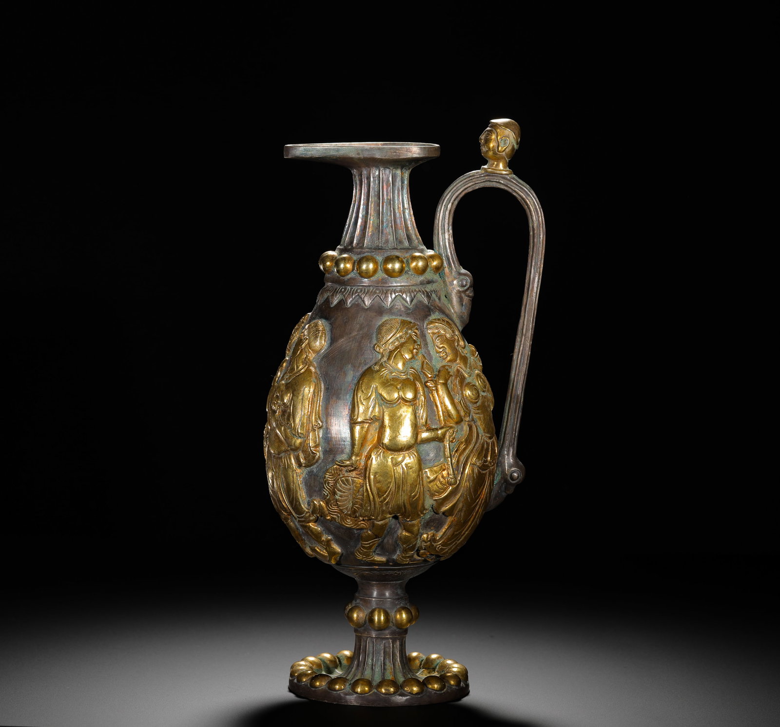TANG DYNASTY SILVER-GILT WESTERN REGIONS FIGURE PATTERN HU HEAD HOLDING POT (1 of 12)