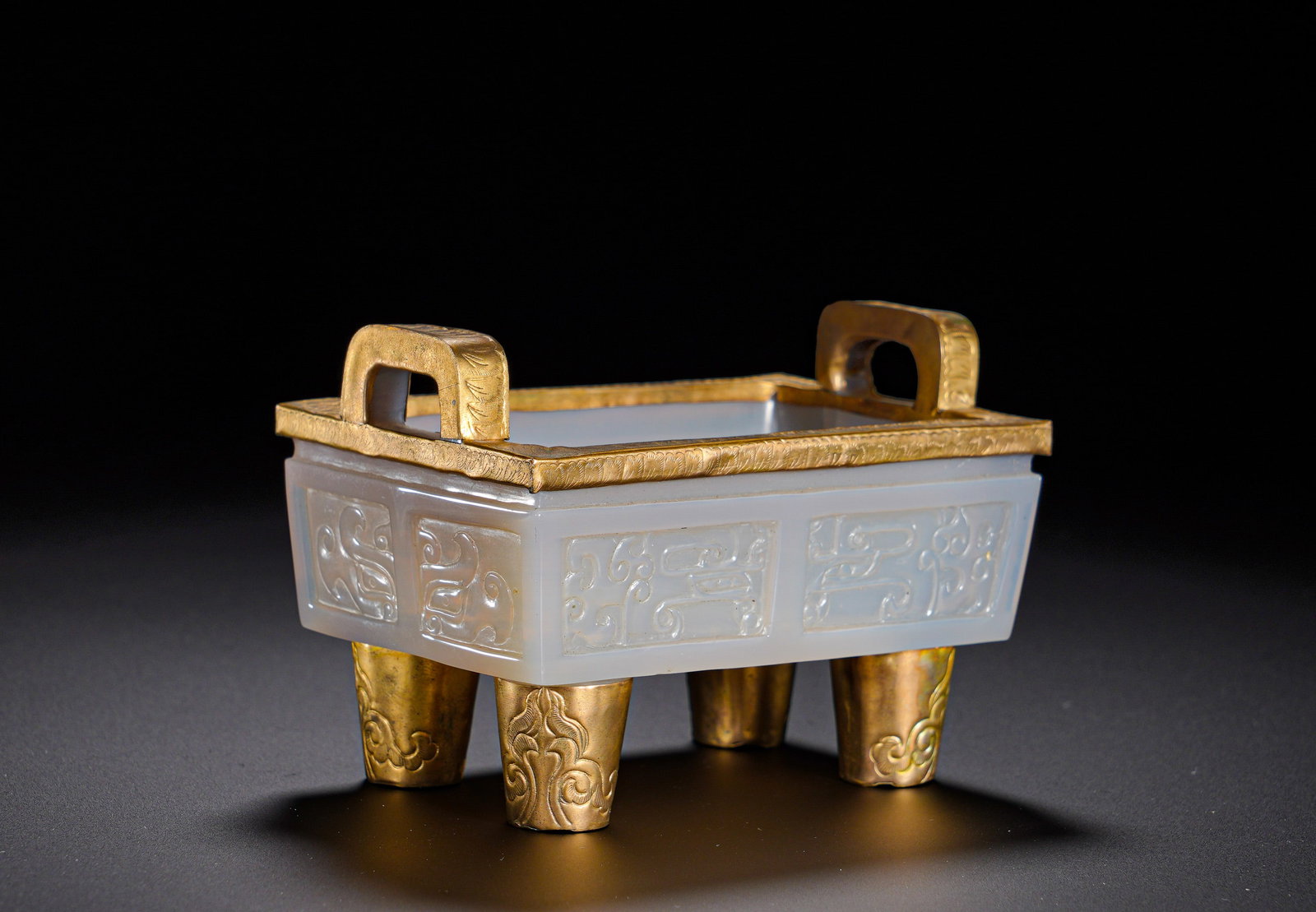 QING DYNASTY AGATE SQUARE TRIPOD