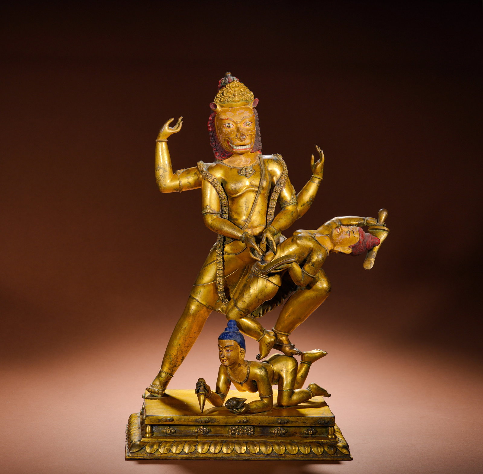 A GILDED BRONZE FIGURE WITH A LION'S FACE AND A HOLLOW MOTHER FROM THE QING DYNASTY