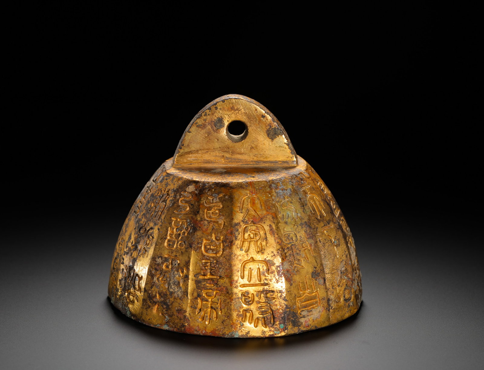 GILDED BRONZE BELL PENDANT OF THE QIN DYNASTY