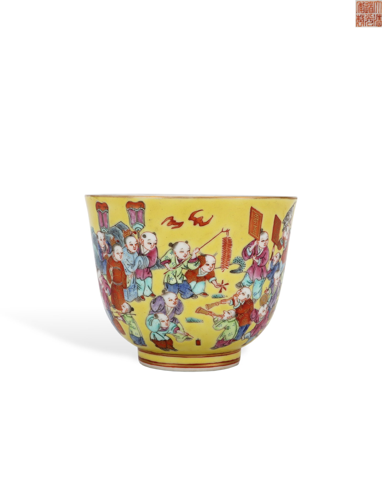 QING DYNASTY DAOGUANG PASTEL FIGURE TEACUP