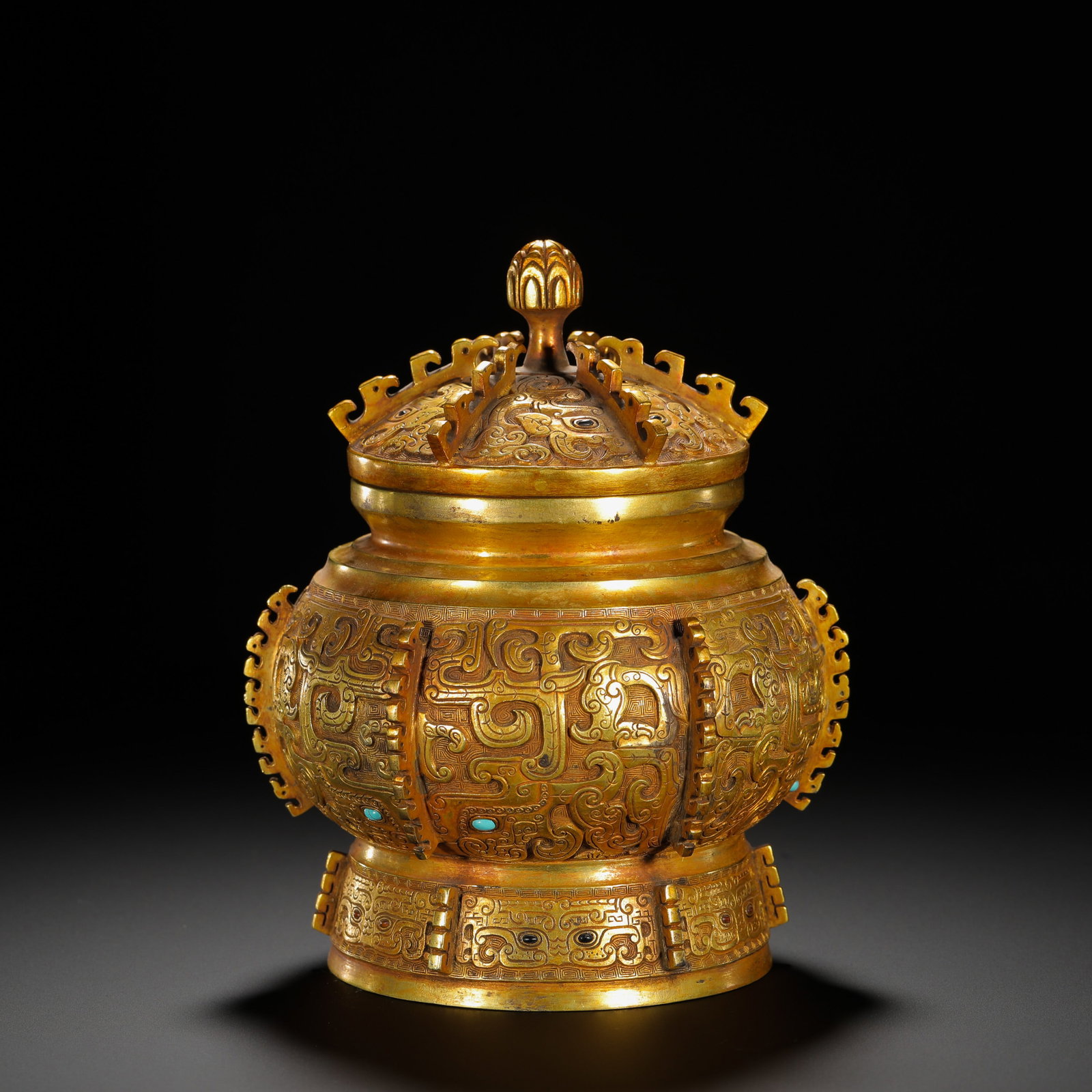 A GILDED BRONZE JAR WITH AN ANCIENT ANIMAL FACE PATTERN AND A HALBERD LID