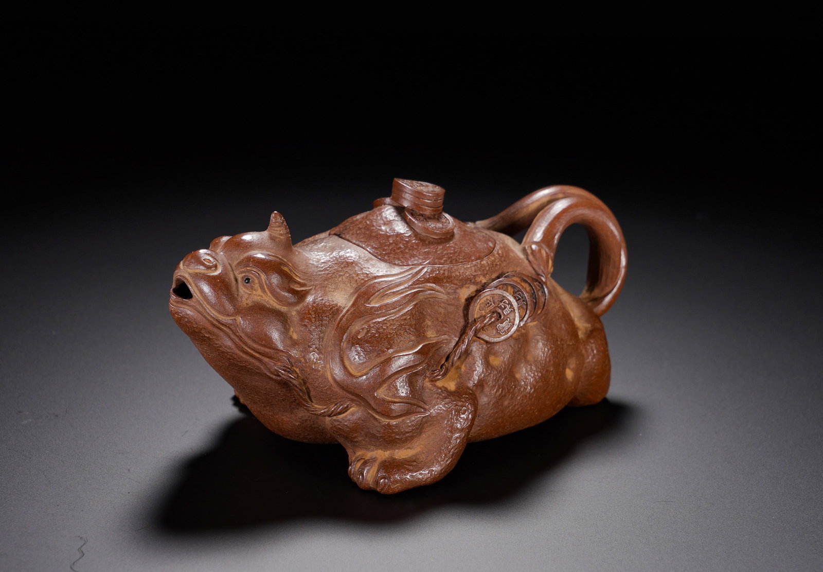 QING DYNASTY PURPLE CLAY POT WITH A THREE-LEGGED GOLDEN TOAD HOLDING MONEY